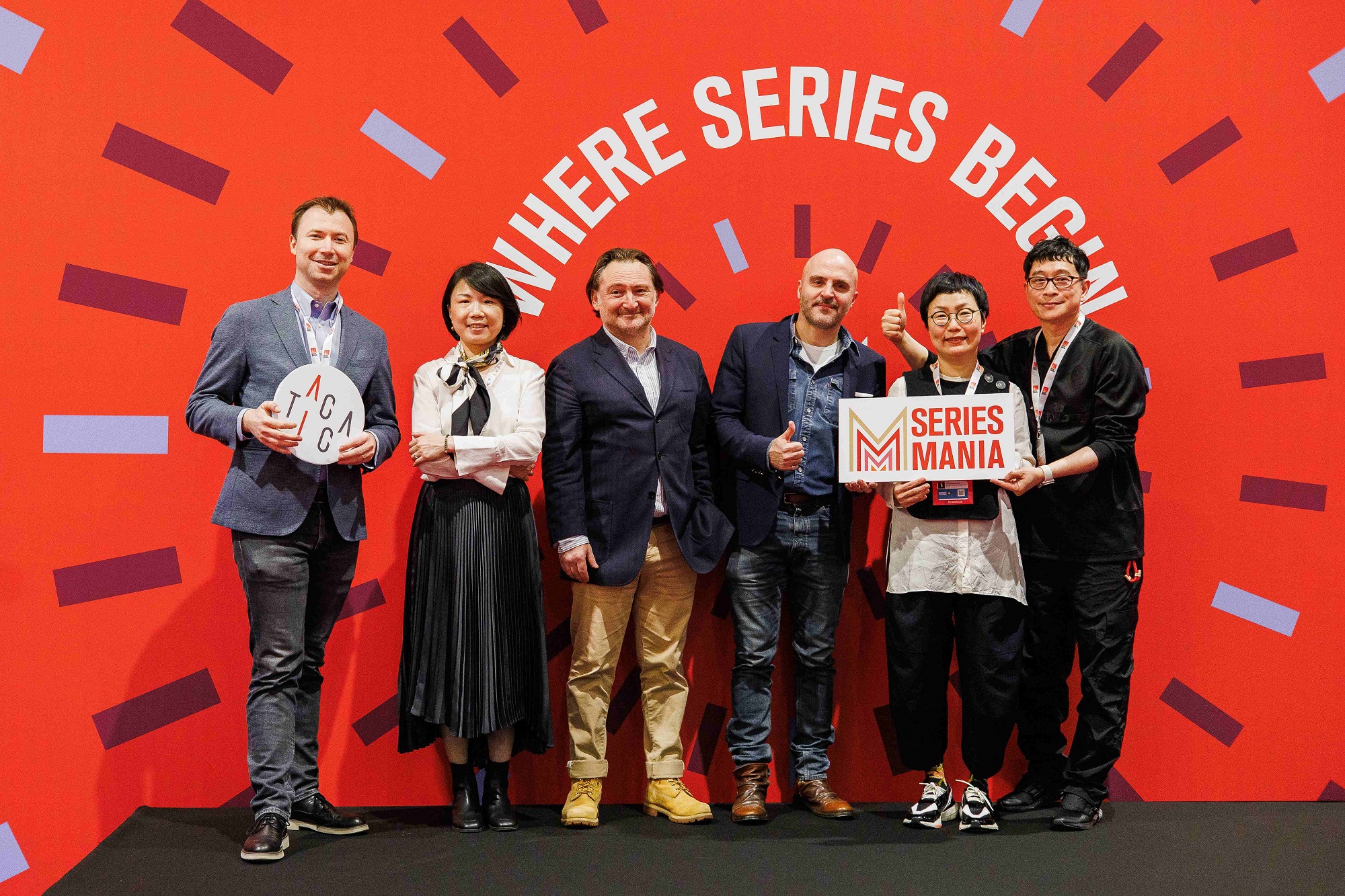 法國製作方Cinefrance與臺灣友松製作公司代表薛聖棻（右起）、董事長丁曉菁合影。左至右為 Cinefrance 製作人 Renan ARTUKMAÇ、光磊版權資深經紀人林珊珊、Cinefrance 製作人 Julien DERIS、Cinefrance 執行長 David GAUQUIE、友松娛樂創辦人薛聖棻，友松娛樂董事長丁曉菁。（文策院提供）