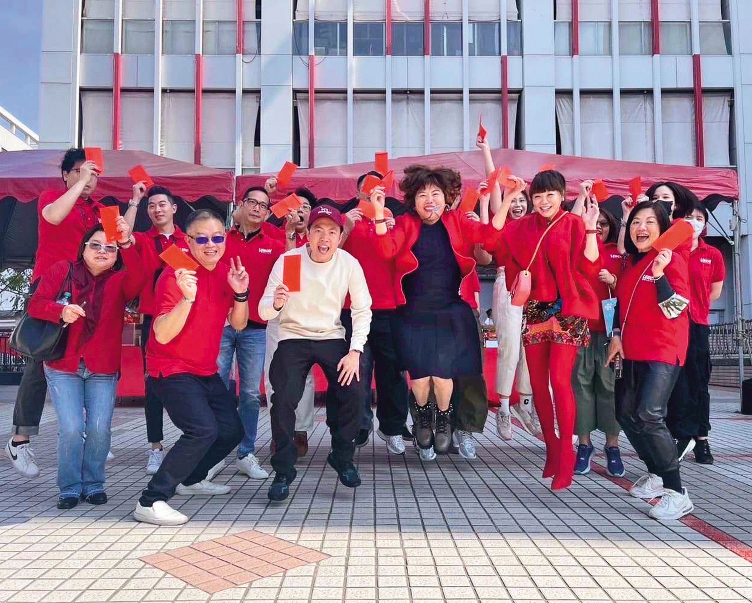 2024.02.15　翁素蕙去年主持禮客開工團拜，身手矯健、高高跳起。（翻攝臉書）  