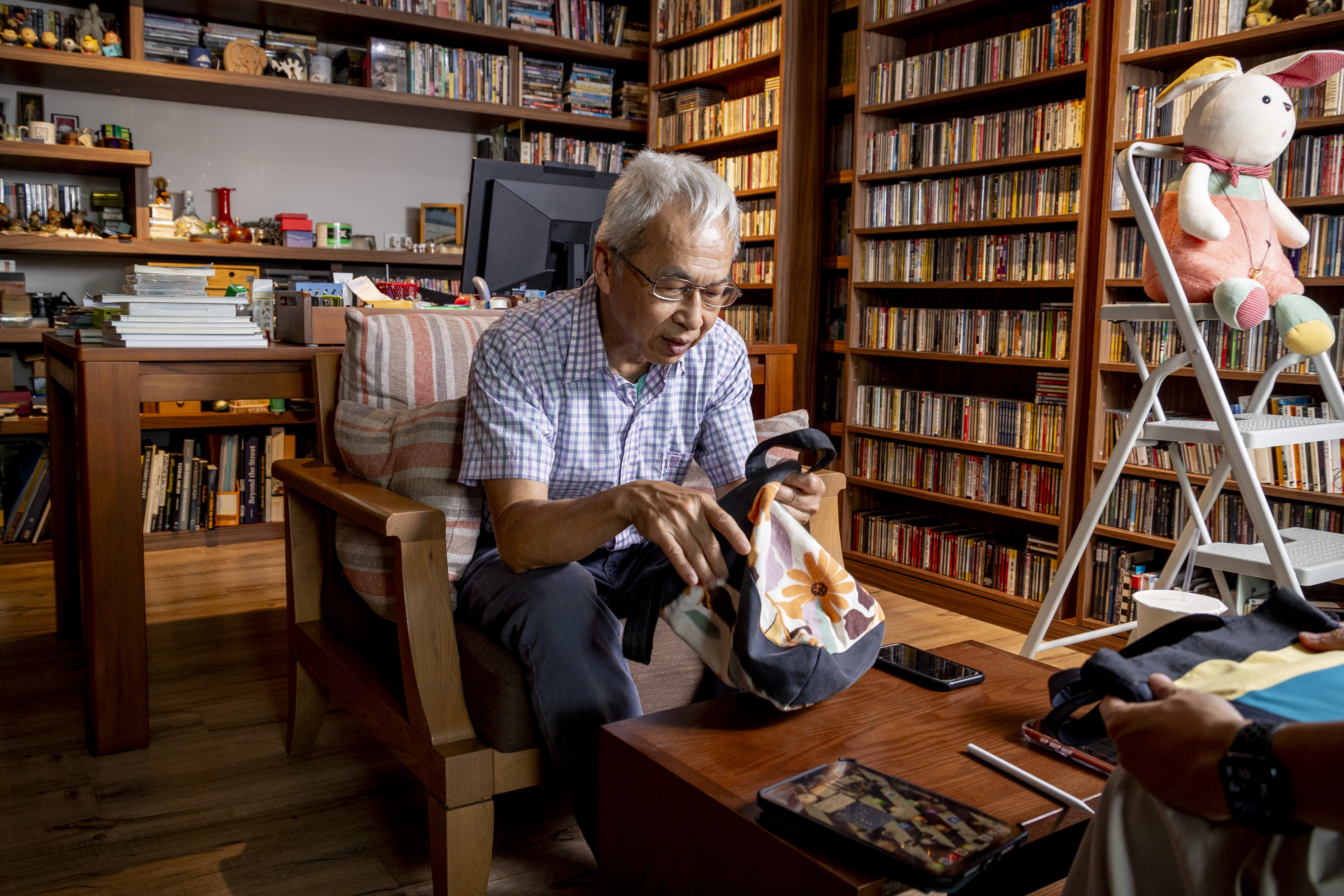 畢恆達母親善裁縫，生前用布做了許多小物，包括他現在泡溫泉都會帶的手提袋。