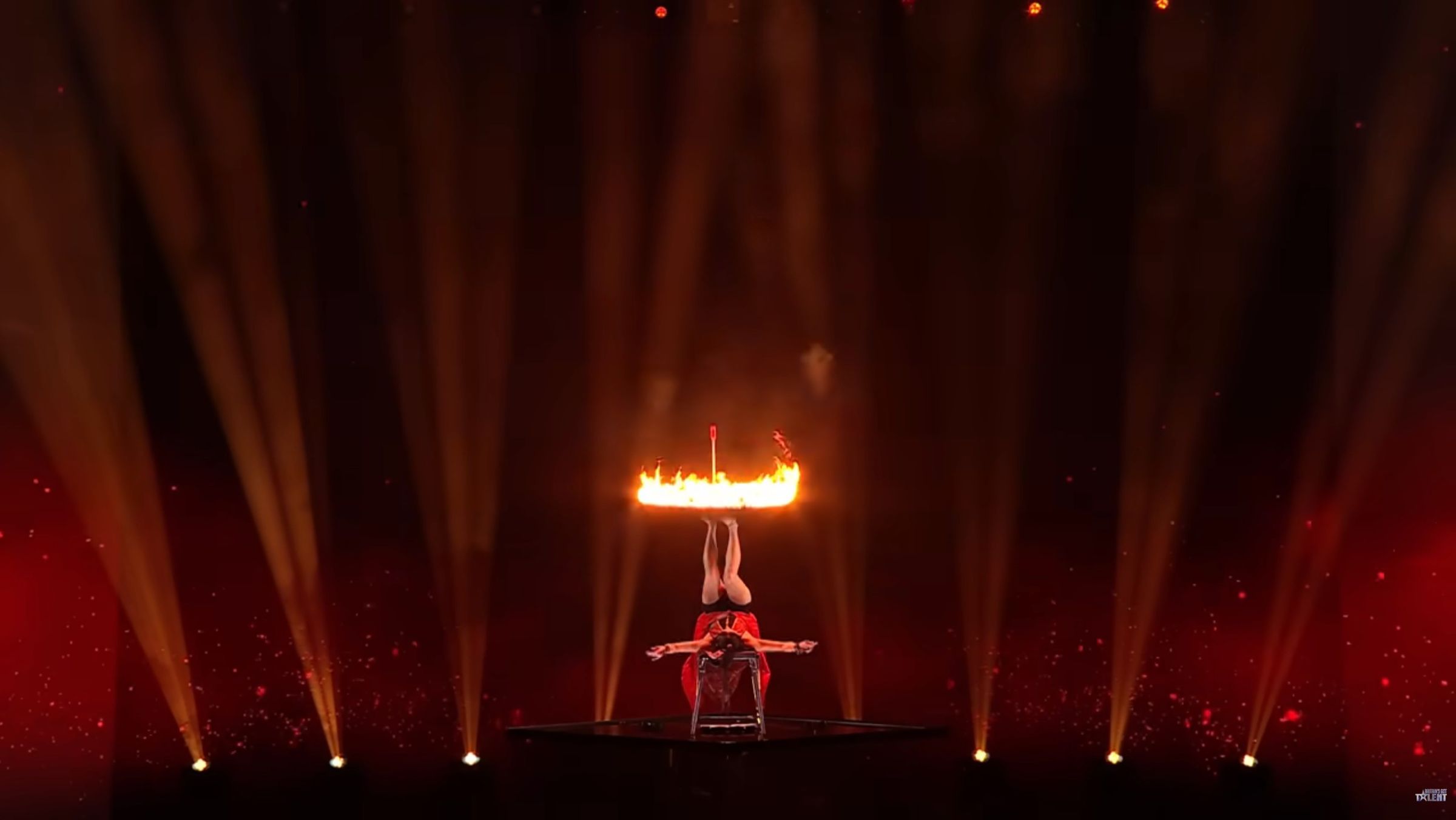 楊立微以火傘開場。（翻攝YT@Britain's Got Talent）
