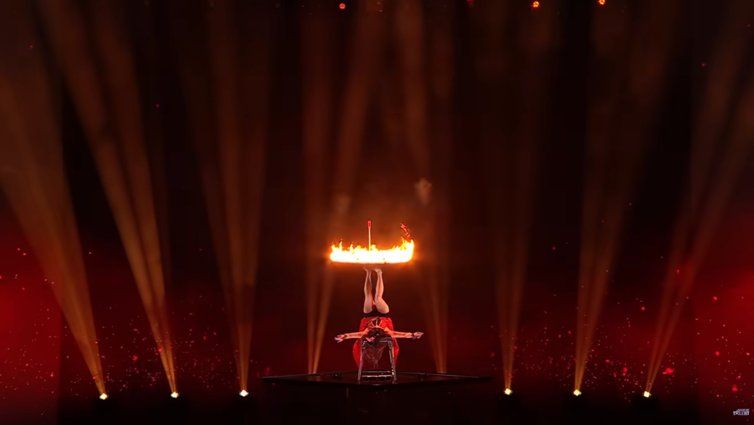 楊立微以火傘開場。（翻攝YT@Britain's Got Talent）