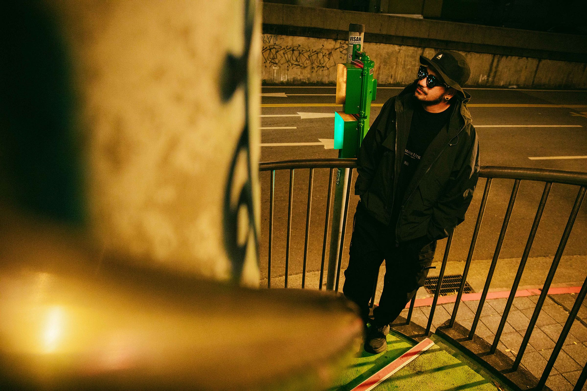 張震嶽主動提出想為小春寫歌,就有了〈野狗〉這首歌曲的誕生。(本色音樂提供)