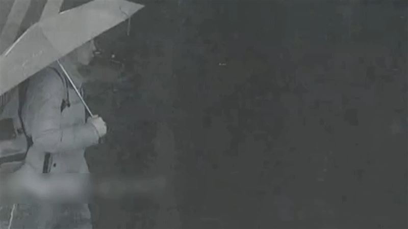 死者因身上未有任何證件，目前仍無法確認身分，警方附上死者生前的最後監視器影像，盼認識的民眾盡快與警方聯繫。（翻攝畫面）
