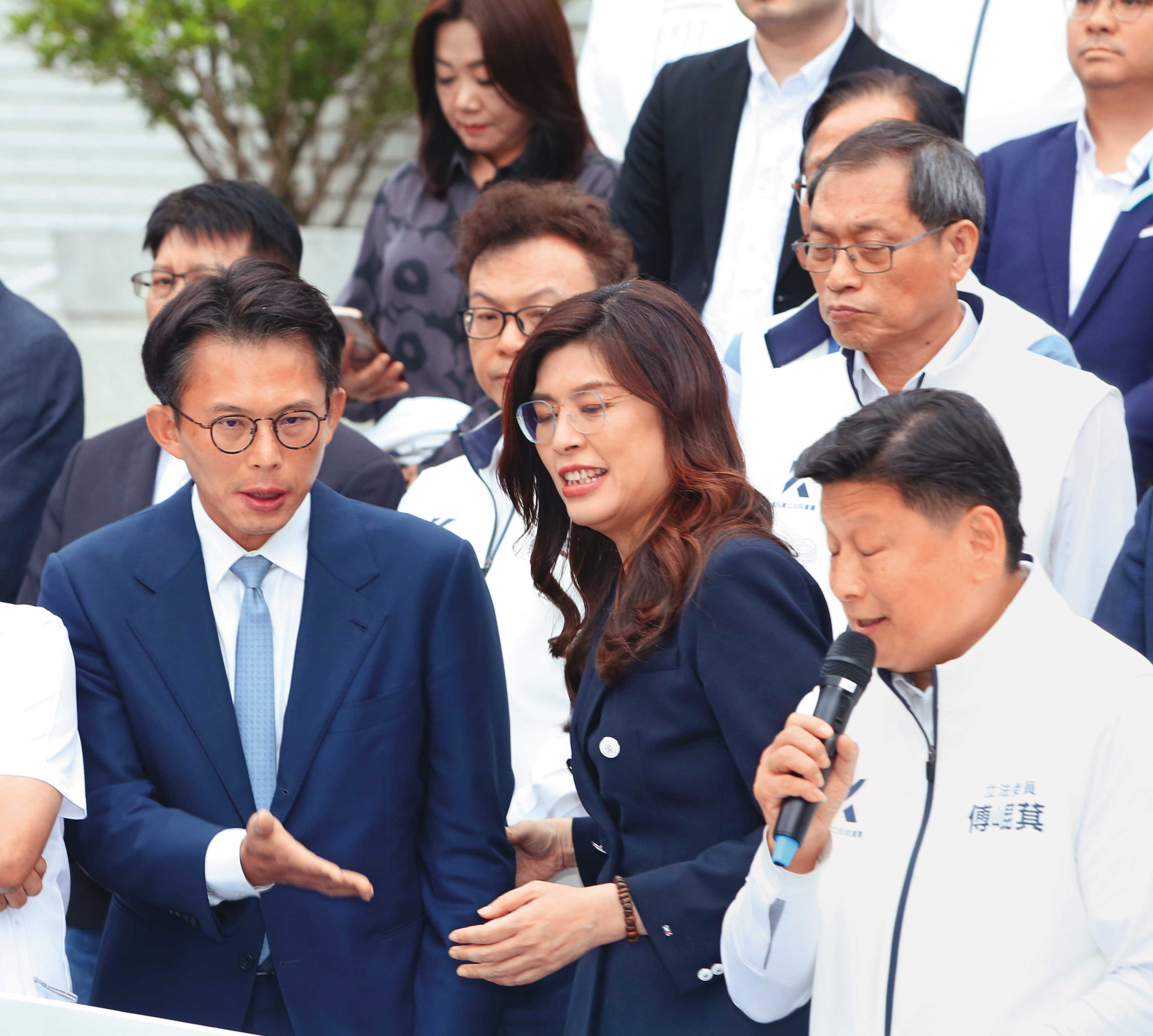 國民黨新北市長參選人李四川選情隱憂浮現,藍營委託的民調連3個月雖領先,但青年族群、板橋票倉都遭對手蘇巧慧反超。(鏡報李智為)