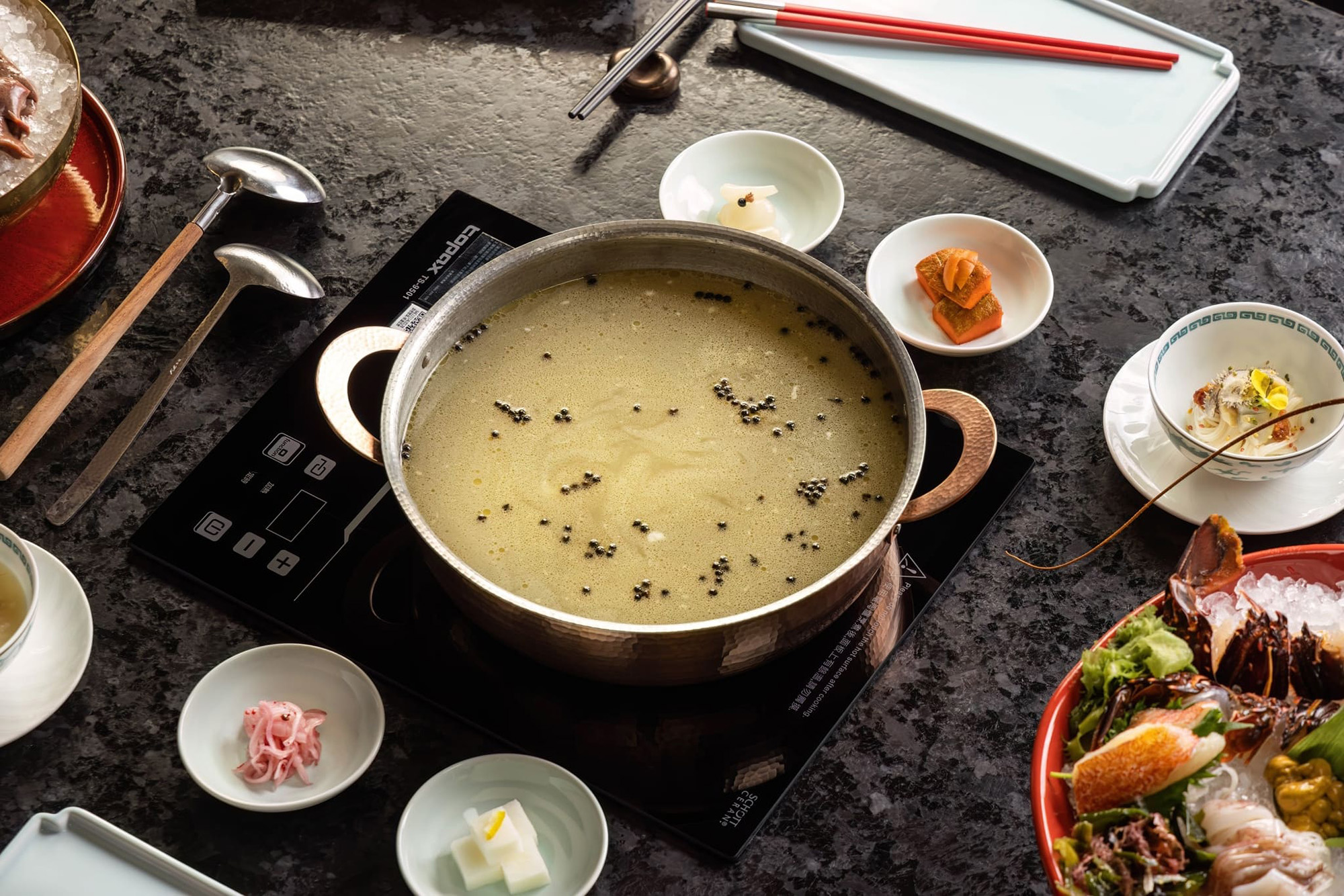 明粵餐廳推出能提出海鮮甜味的微酸香「胡椒豬肚湯底」。（NOKE忠泰樂生活提供）