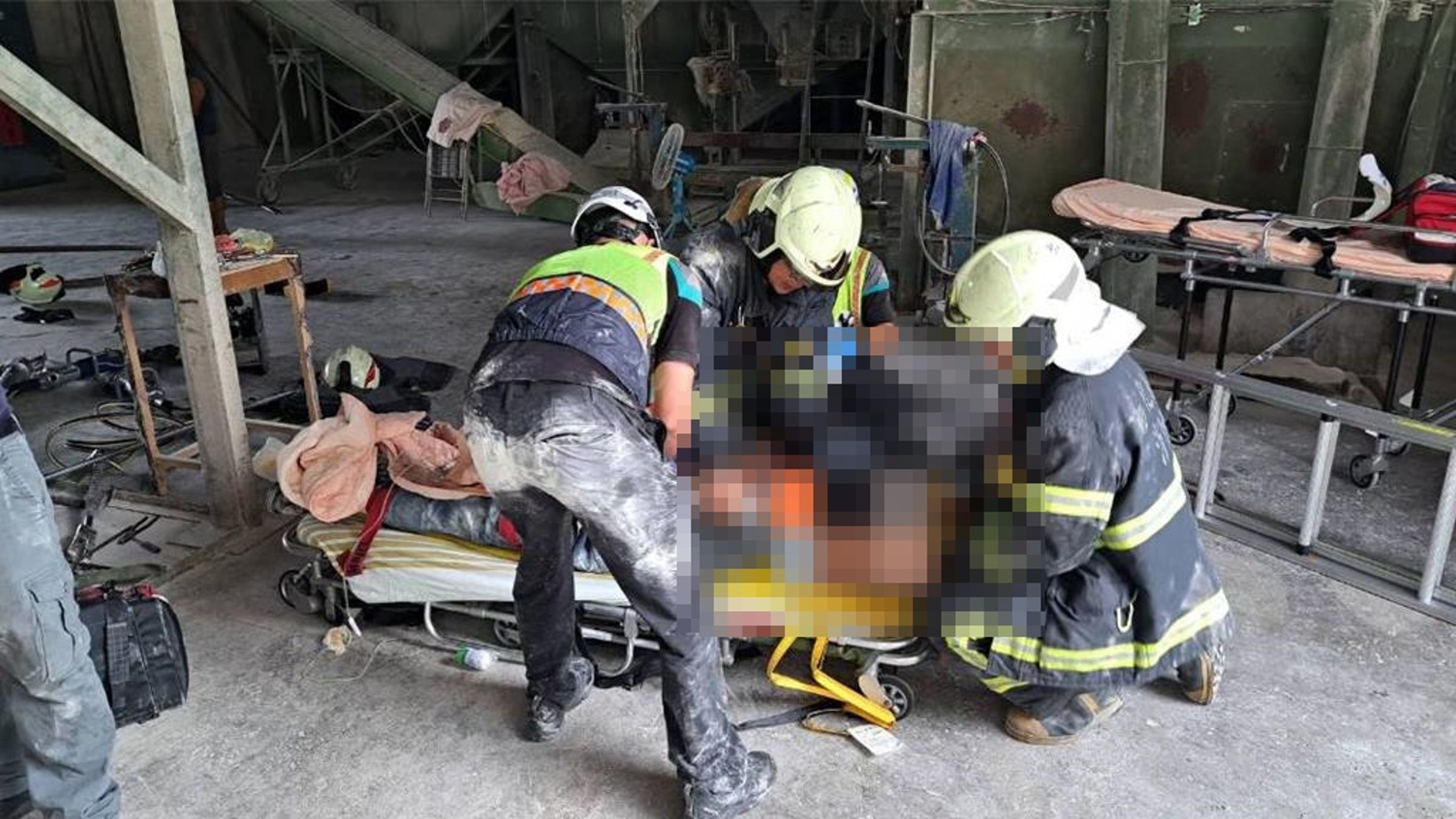 41歲楊姓男子被救出時已呈現OHCA狀態,送醫搶救仍宣告不治。(翻攝畫面)