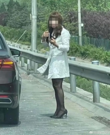 中國南京偽娘「阿紅」約砲玩千人斬終於踢鐵板。(翻攝微博)