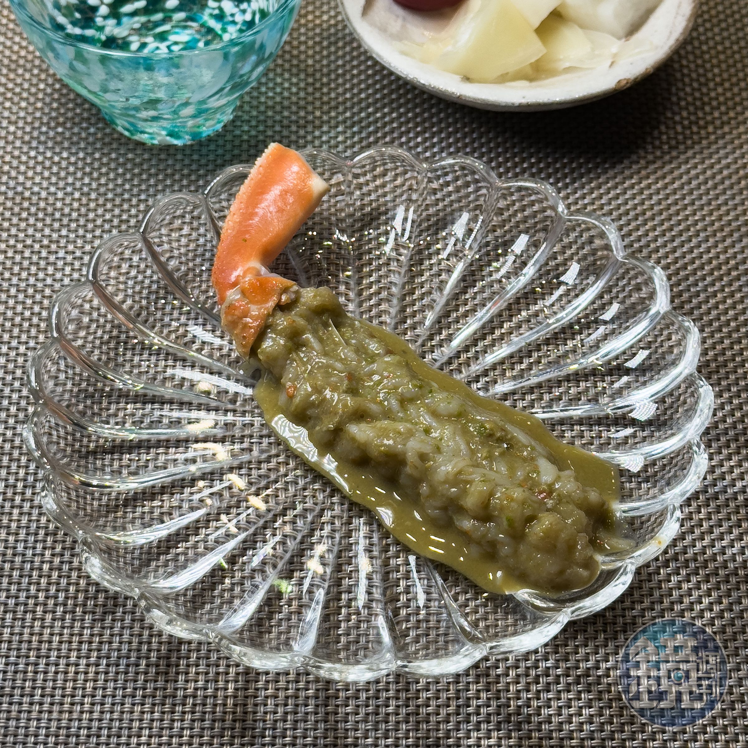 上桌前，會在蟹腳刨上酸橘皮粉提香，讓甜味更明顯。