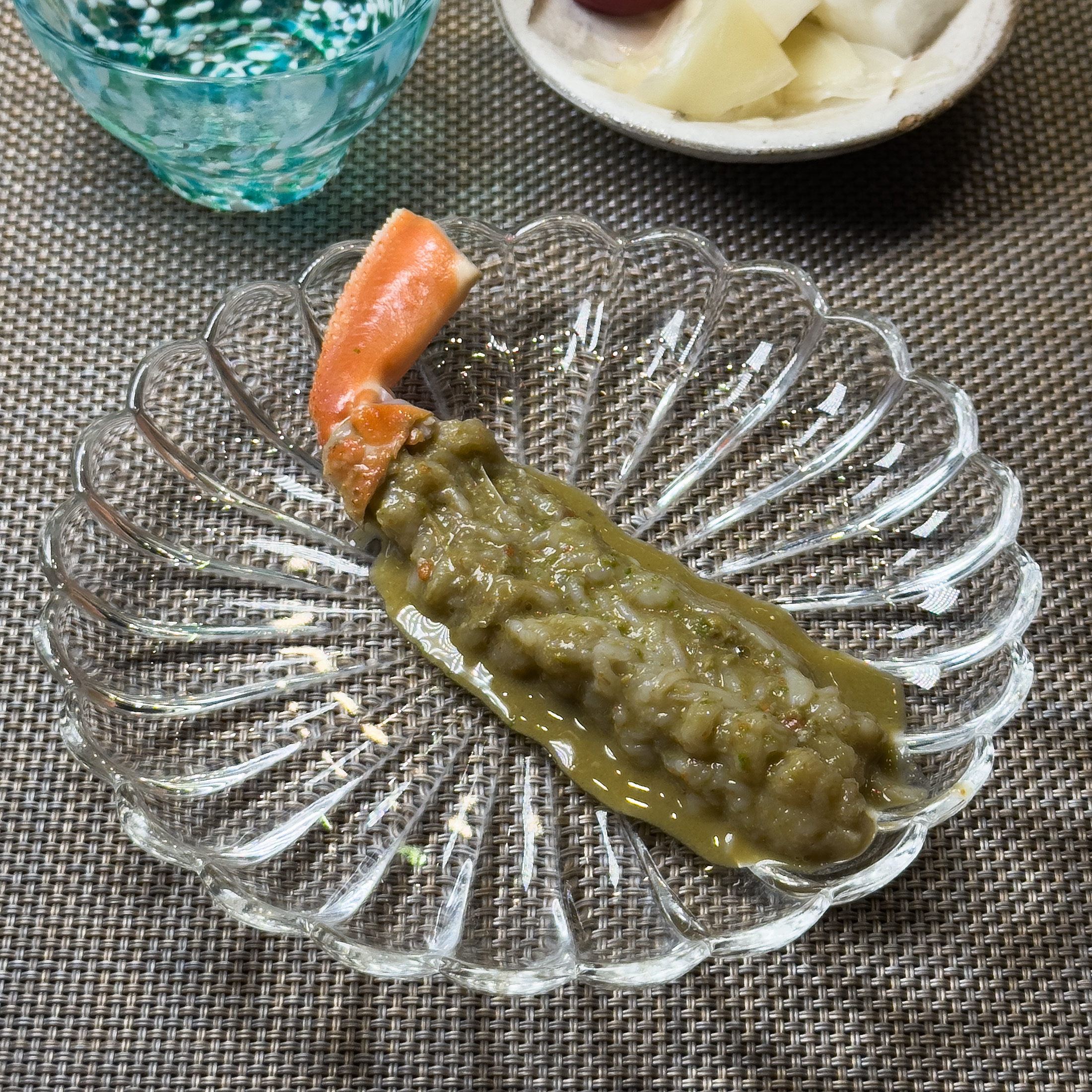 上桌前，會在蟹腳刨上酸橘皮粉提香，讓甜味更明顯。