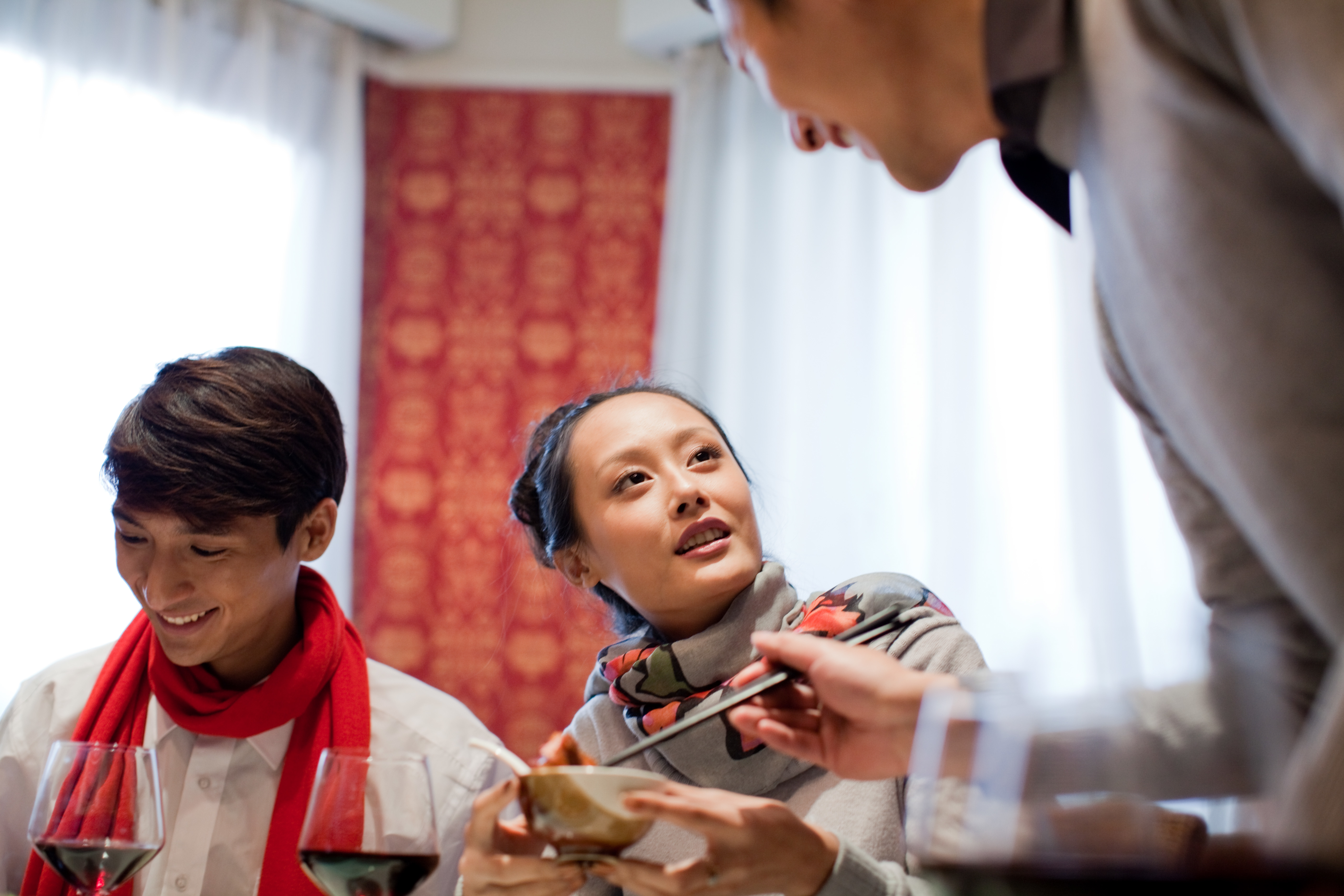 新北市一名女子不滿男友幫別的女生夾菜，氣得跟男友大吵。示意圖，非當事人。（東方IC）