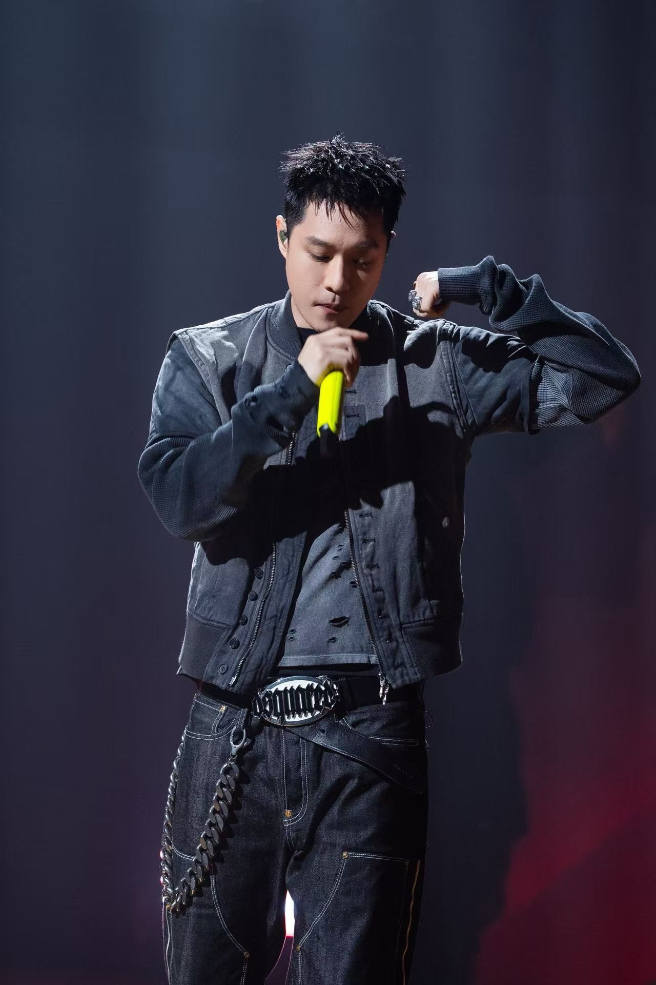 金曲獎後,周湯豪隔天便馬不停蹄地趕往無錫,投入高強度的比賽準備。(圖/環球音樂、愛奇藝國際版提供)