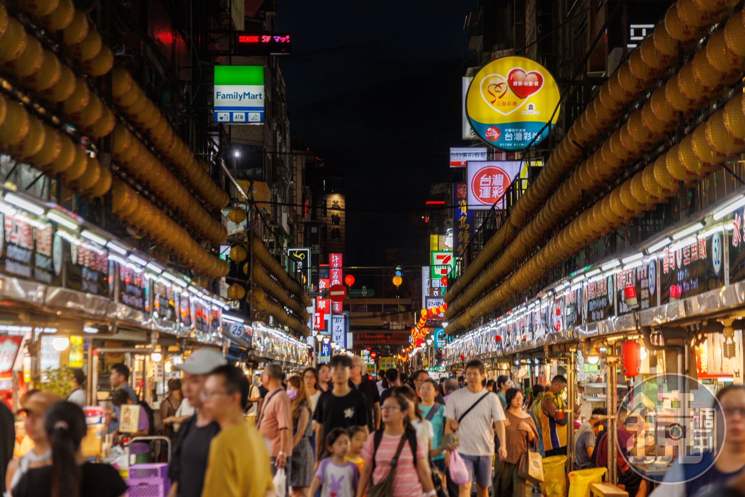 基隆廟口夜市是台灣最知名的小吃聚集地，在地人和觀光客各有偏好。
