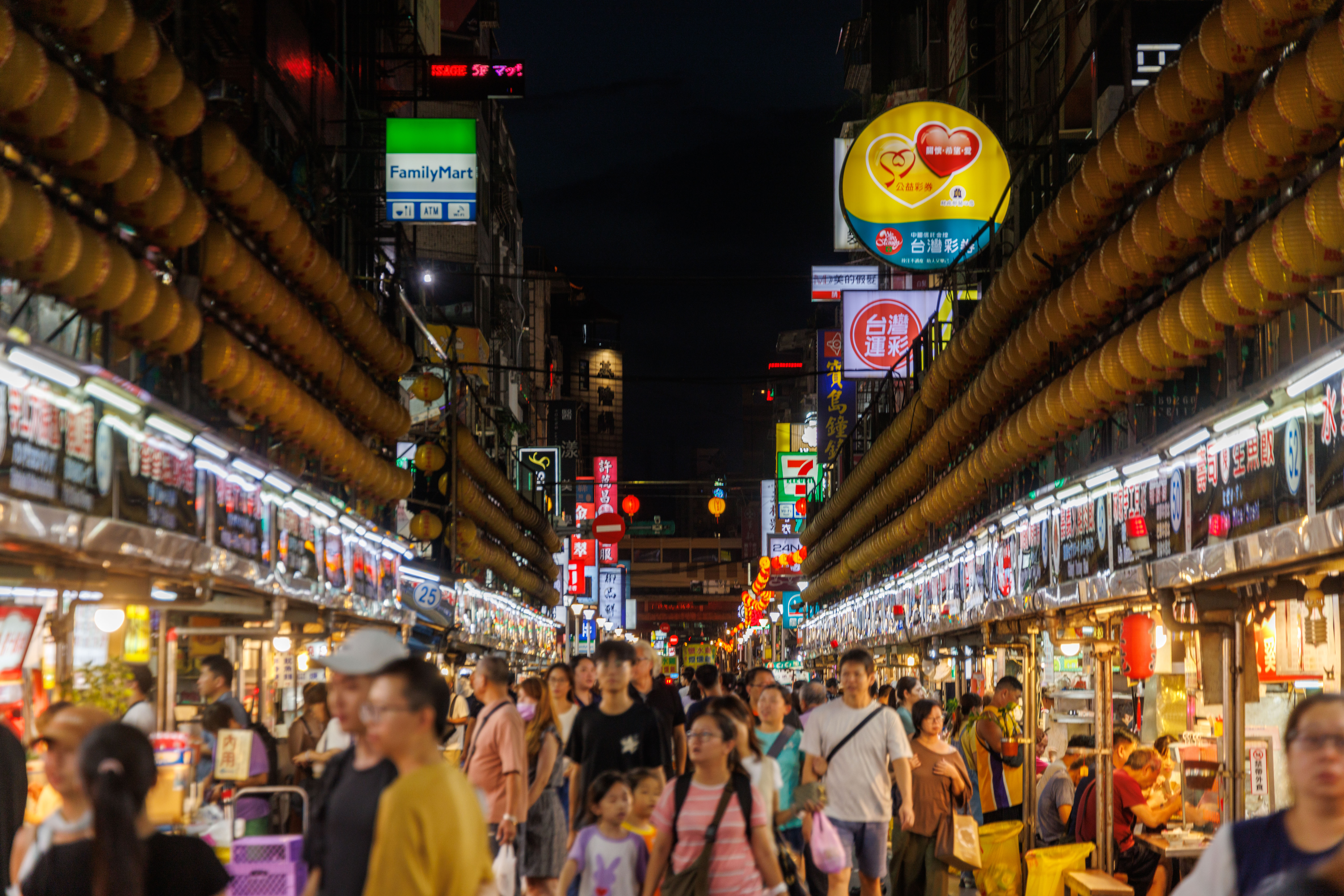 基隆廟口夜市是台灣最知名的小吃聚集地，在地人和觀光客各有偏好。