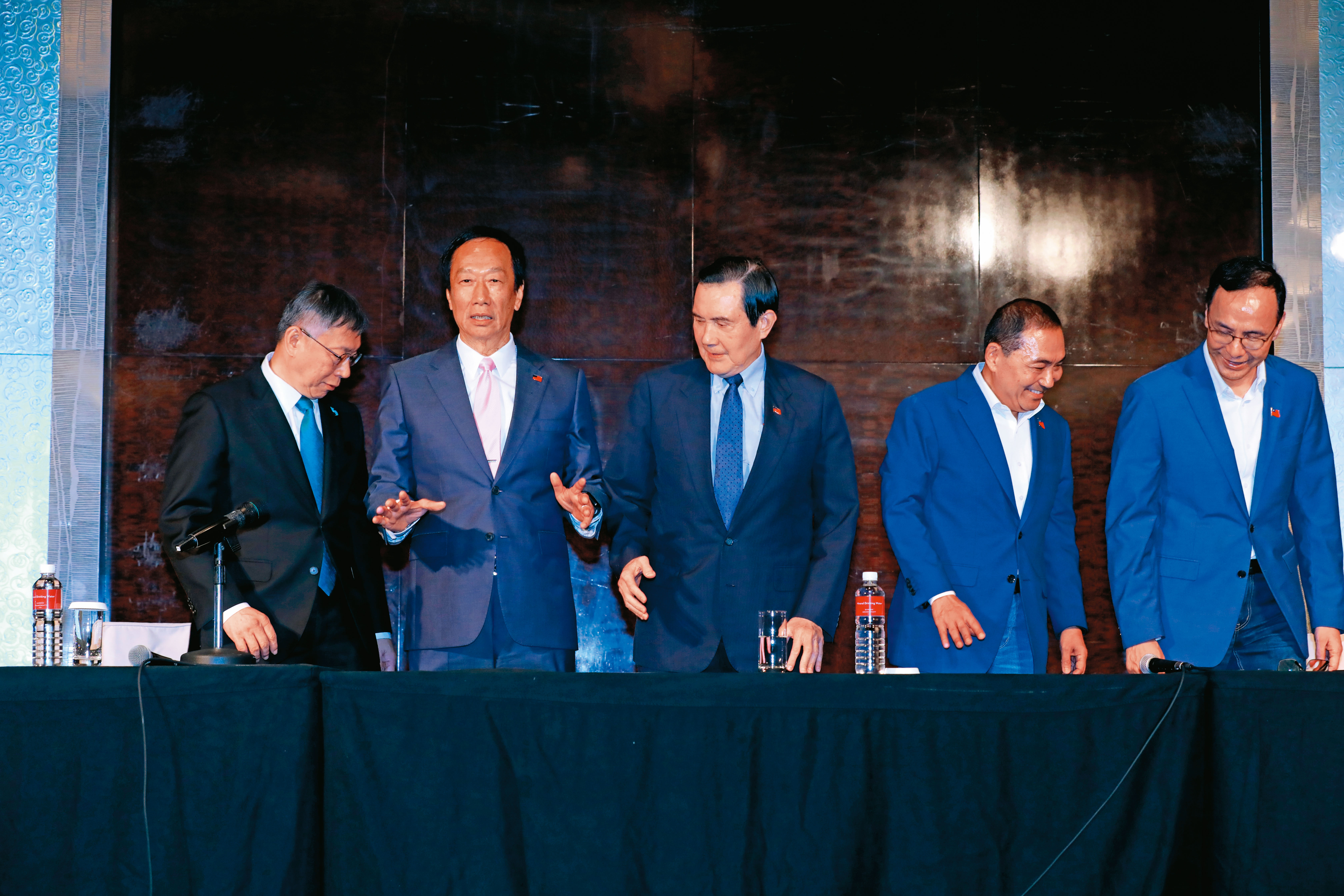 一場台北君悅飯店的藍白5巨頭會談破局，鬧得尷尬收場，藍白分道揚鑣、各自登山。