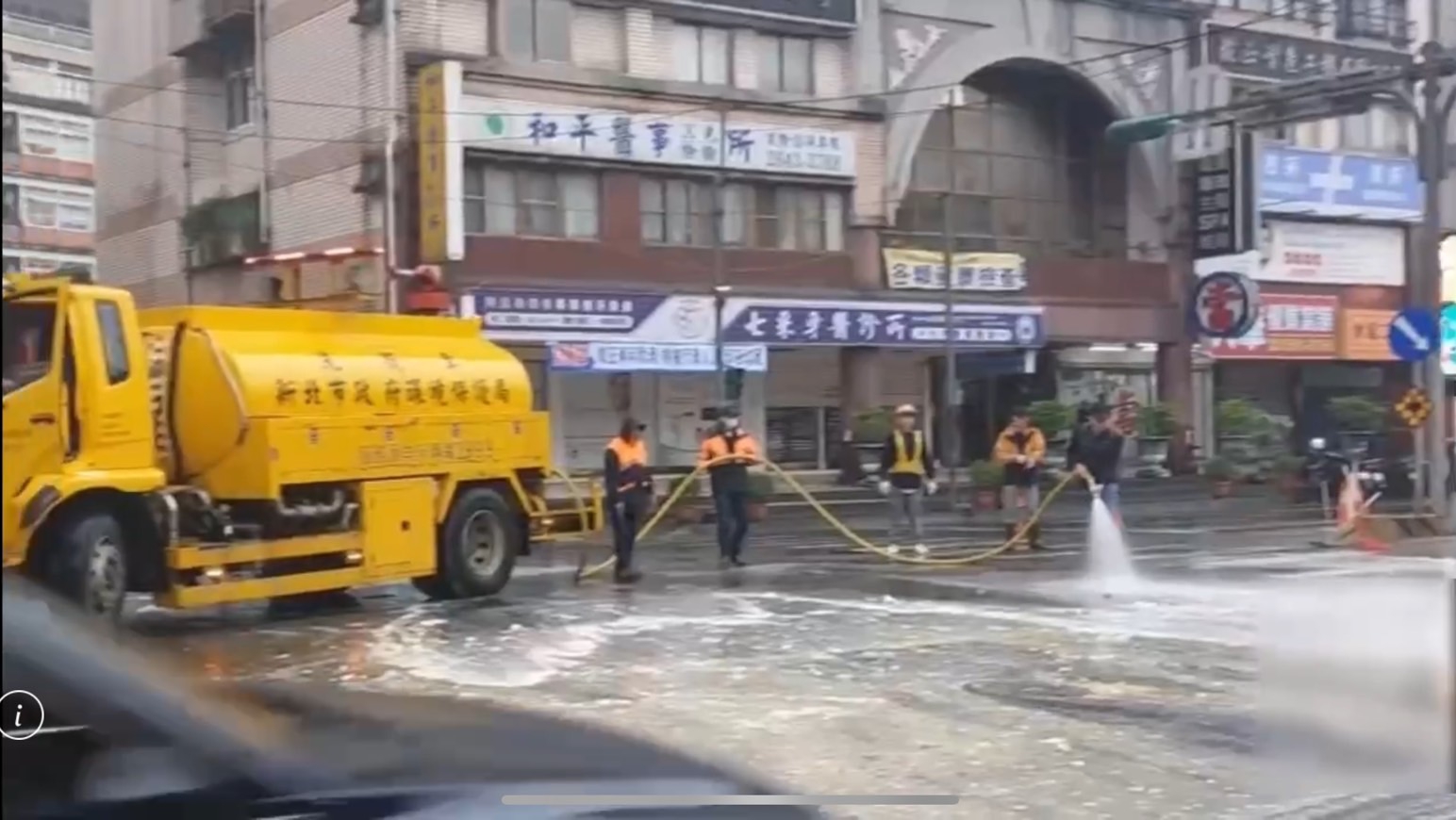 肇事駕駛的轎車車頭幾乎全毀。(翻攝畫面)