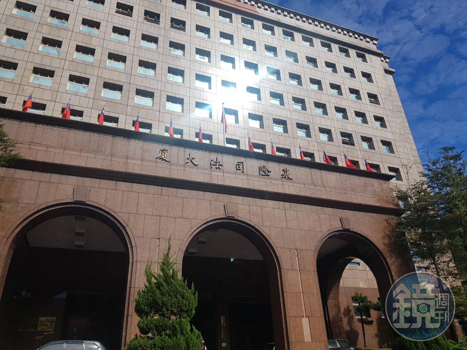 獨家/涉藉酒店前妻放高利貸又住地檢署躲錢莊追債 檢察官林渝鈞把妹女工友荒唐一籮筐