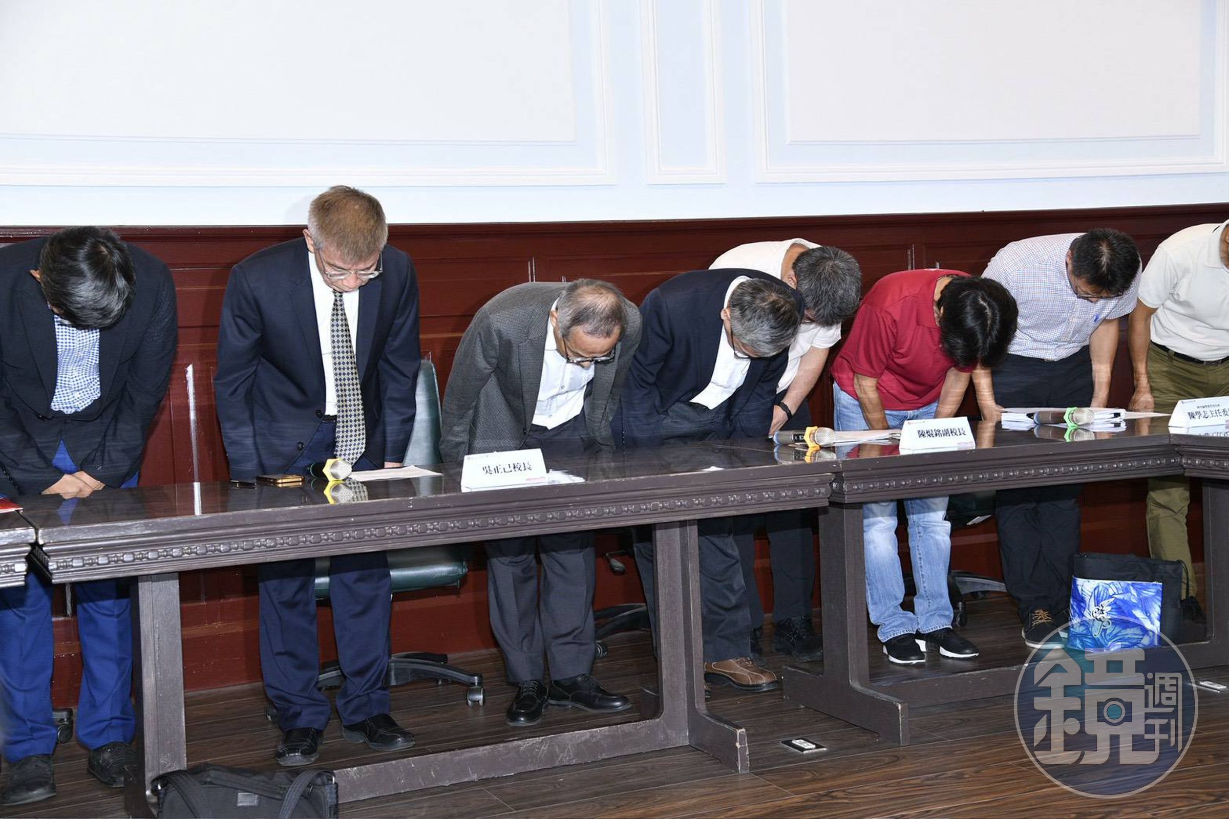 台師大校長吳正己,率副校長陳焜銘、研究倫理審查委員會主委陳學志、體育與運動科學系教授陳忠慶教授、運動競技學系教授周台英鞠躬致歉。(鏡報李智為攝)