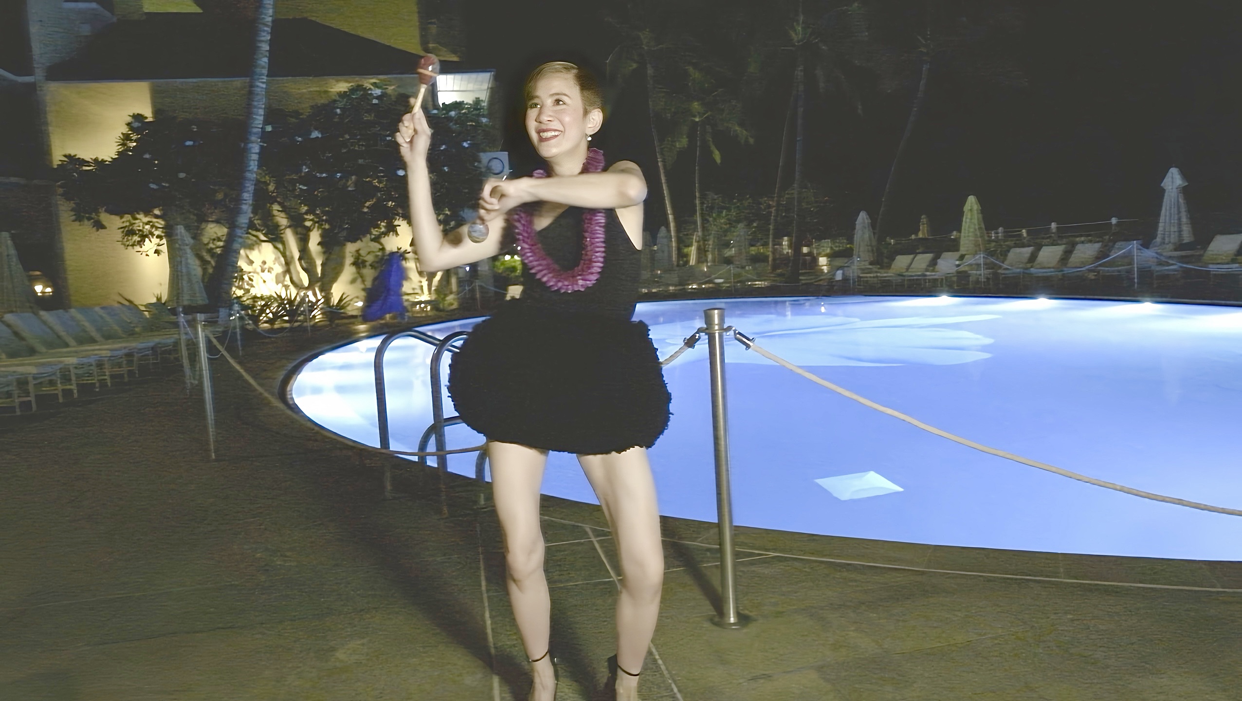 吳君如獲頒夏威夷國際電影節「焦點香港」影人獎，得獎後她大跳草裙舞慶祝。（滾動工作室提供）