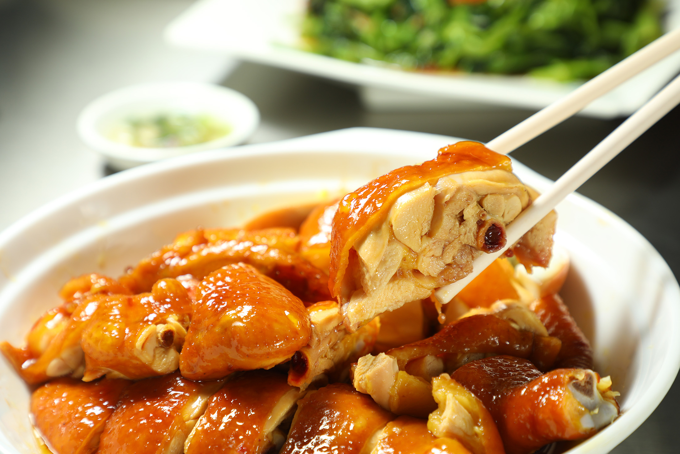 位於沙田的「陳根記」是香港大排檔的傳奇食肆，除了多道誘人的鑊氣料理，皮滑肉嫩的「黃金頭抽雞」也是必點菜餚。（港幣150元／半隻，約NT$573）