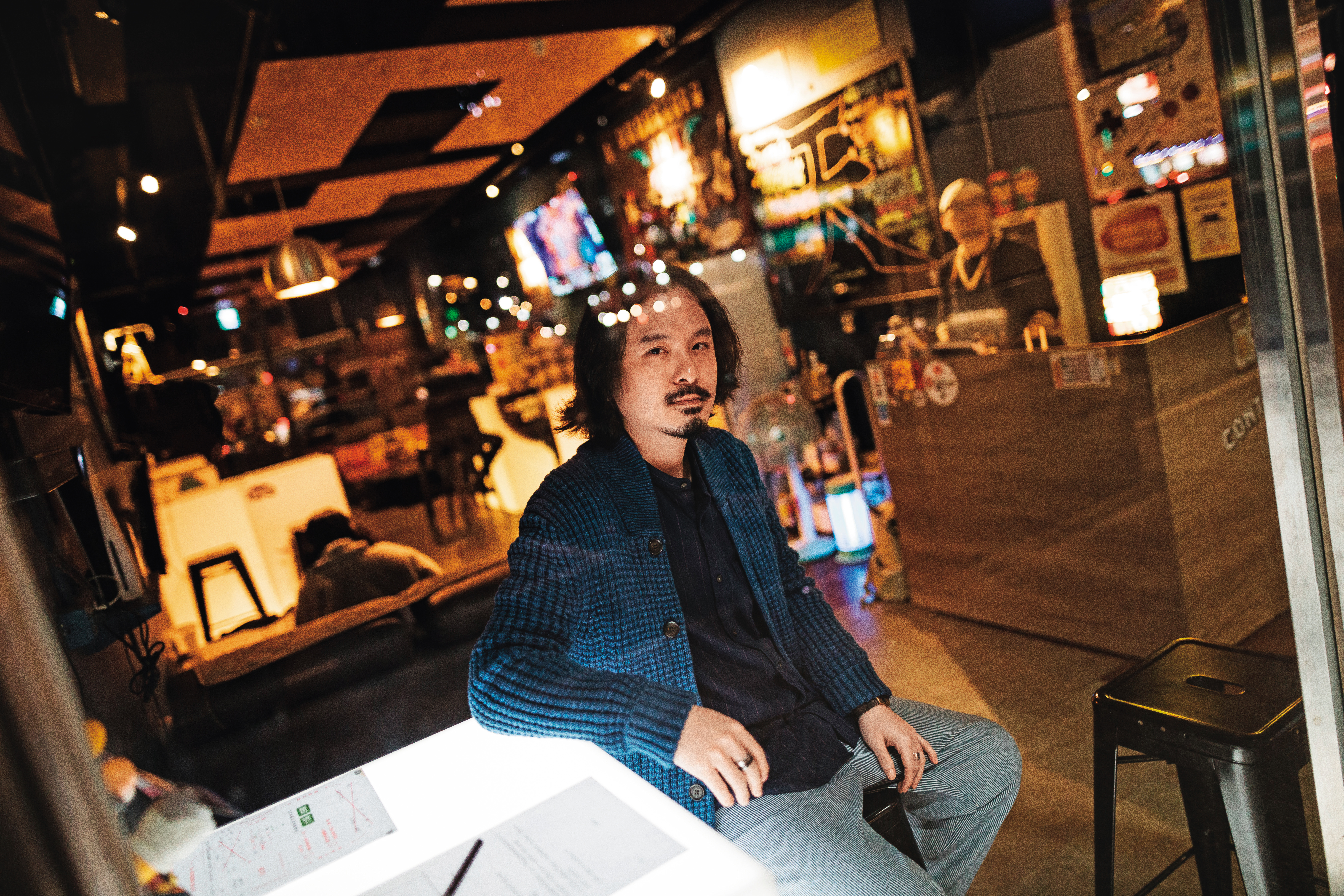 許先生說，前幾天環保局人員來店裡稽查，連稽查人員都好奇他的酒吧怎會被人一次檢舉這麼多項目，許先生推測，應是成為連署站後遭人惡意檢舉。