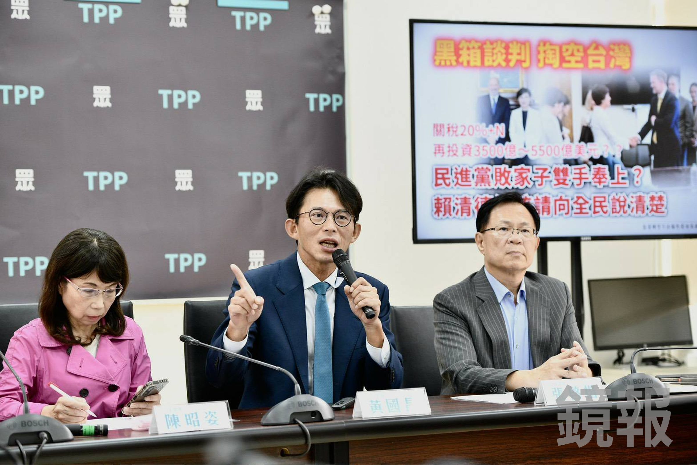 民眾黨團召開記者會砲轟民進黨，並稱總預算案延宕是因為行政院「違法亂紀」。（鏡報李智為）