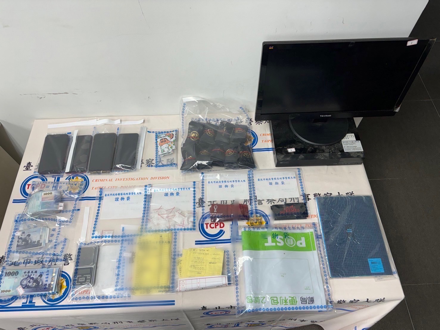 警方在店內櫃檯起出多包毒品咖啡包及K他命等毒品。（翻攝畫面）