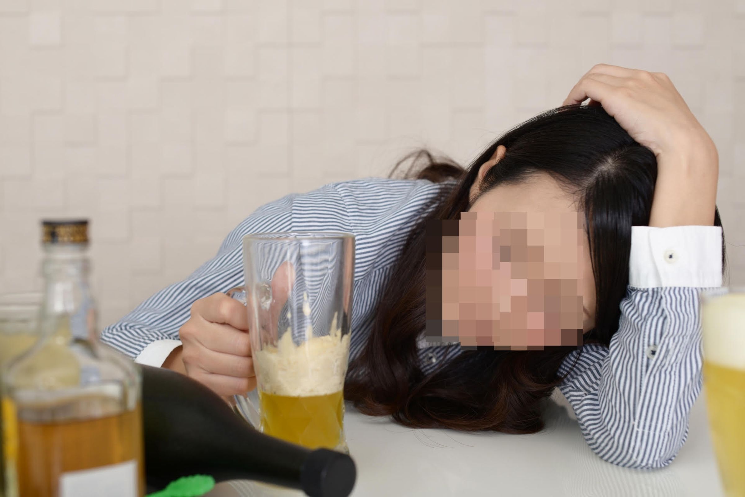 一名「正妹」乘客酒醉搭白牌車，沒想到司機色慾薰心竟撿屍意圖性侵。（示意圖，photoAC）