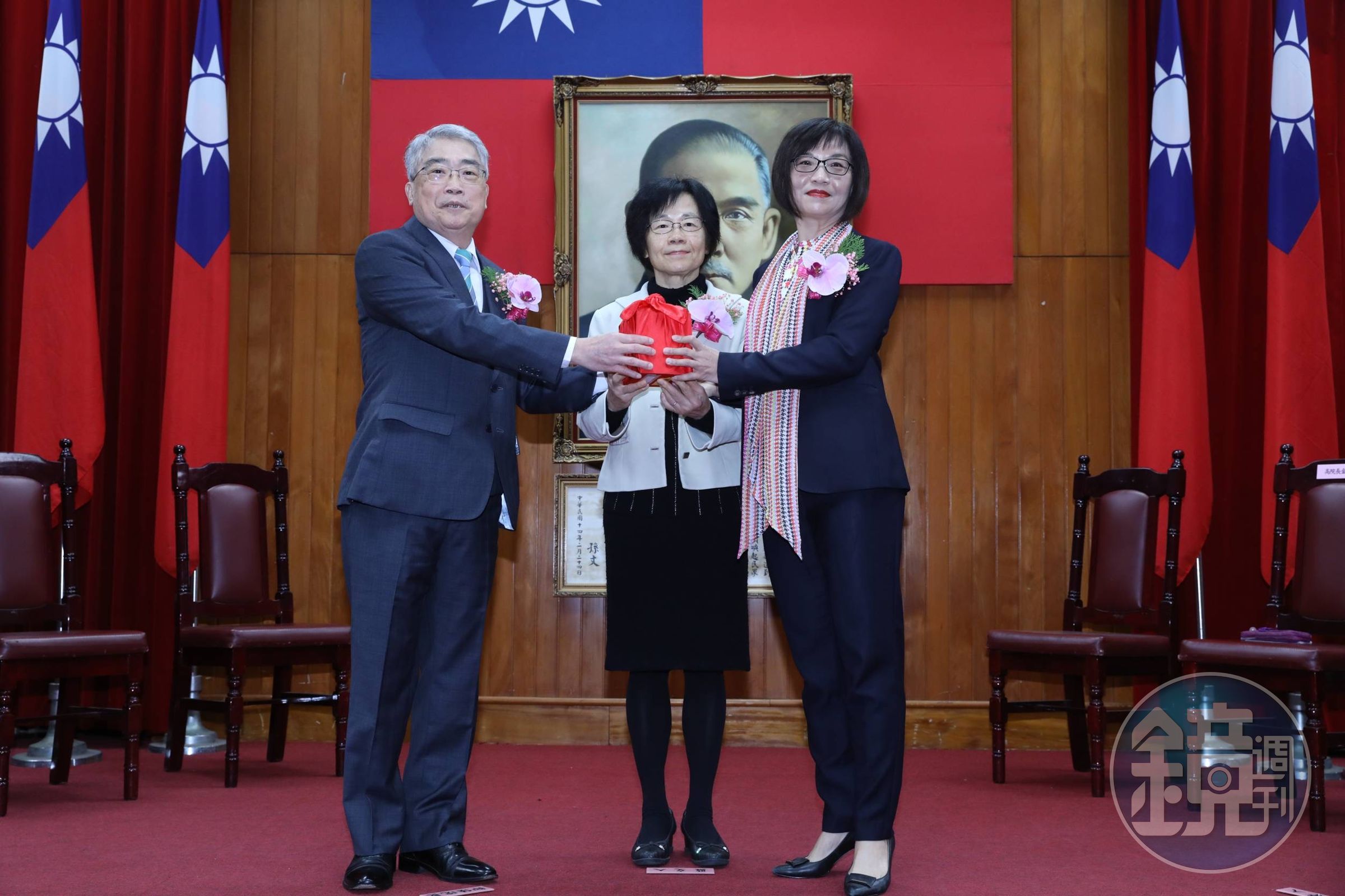 台北地院前院長黃國忠（左）調任懲戒法院法官，由高院院長高金枝（中）主持交接典禮，將印信交給新任院長王梅英。