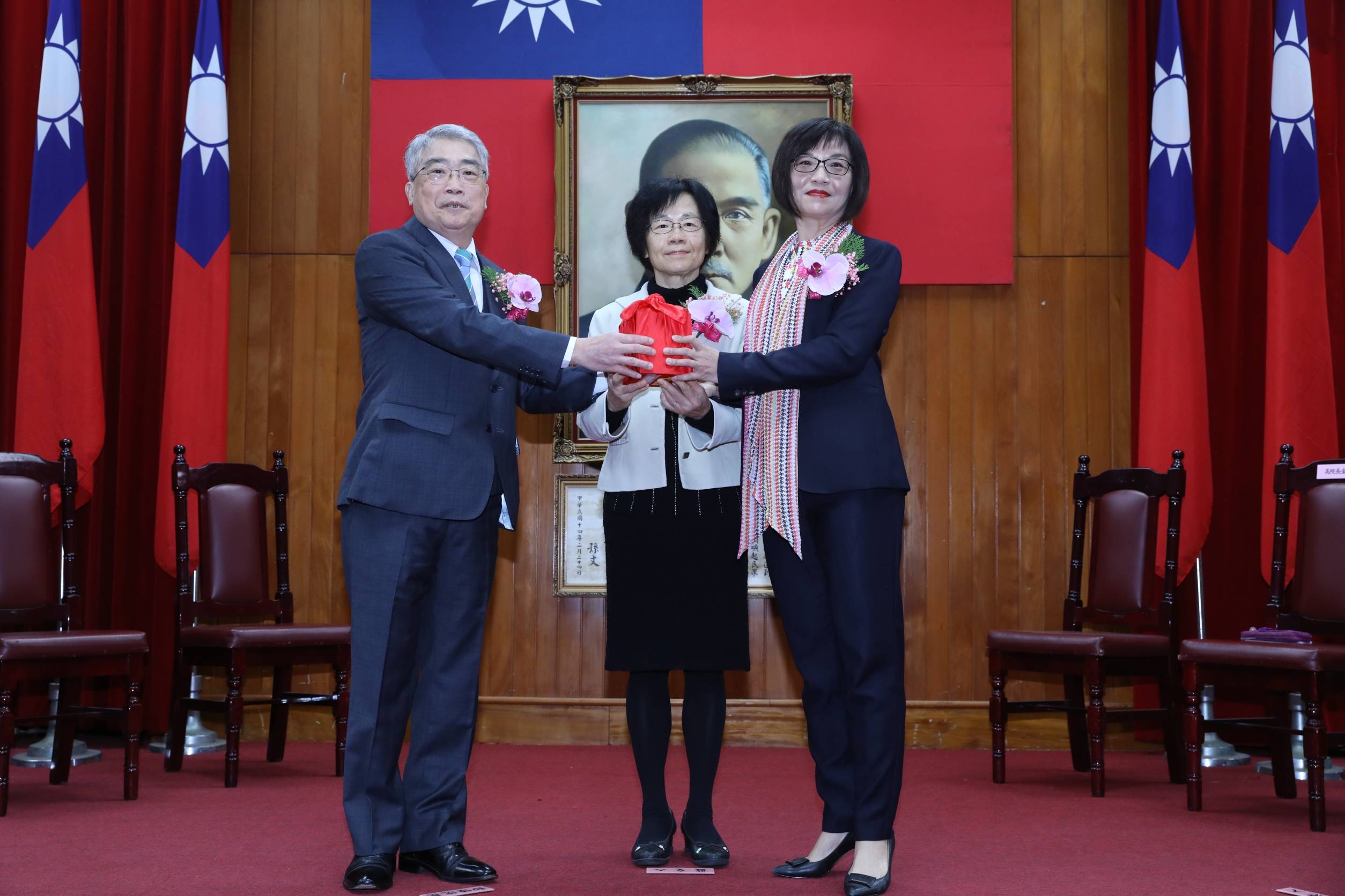 台北地院前院長黃國忠（左）調任懲戒法院法官，由高院院長高金枝（中）主持交接典禮，將印信交給新任院長王梅英。