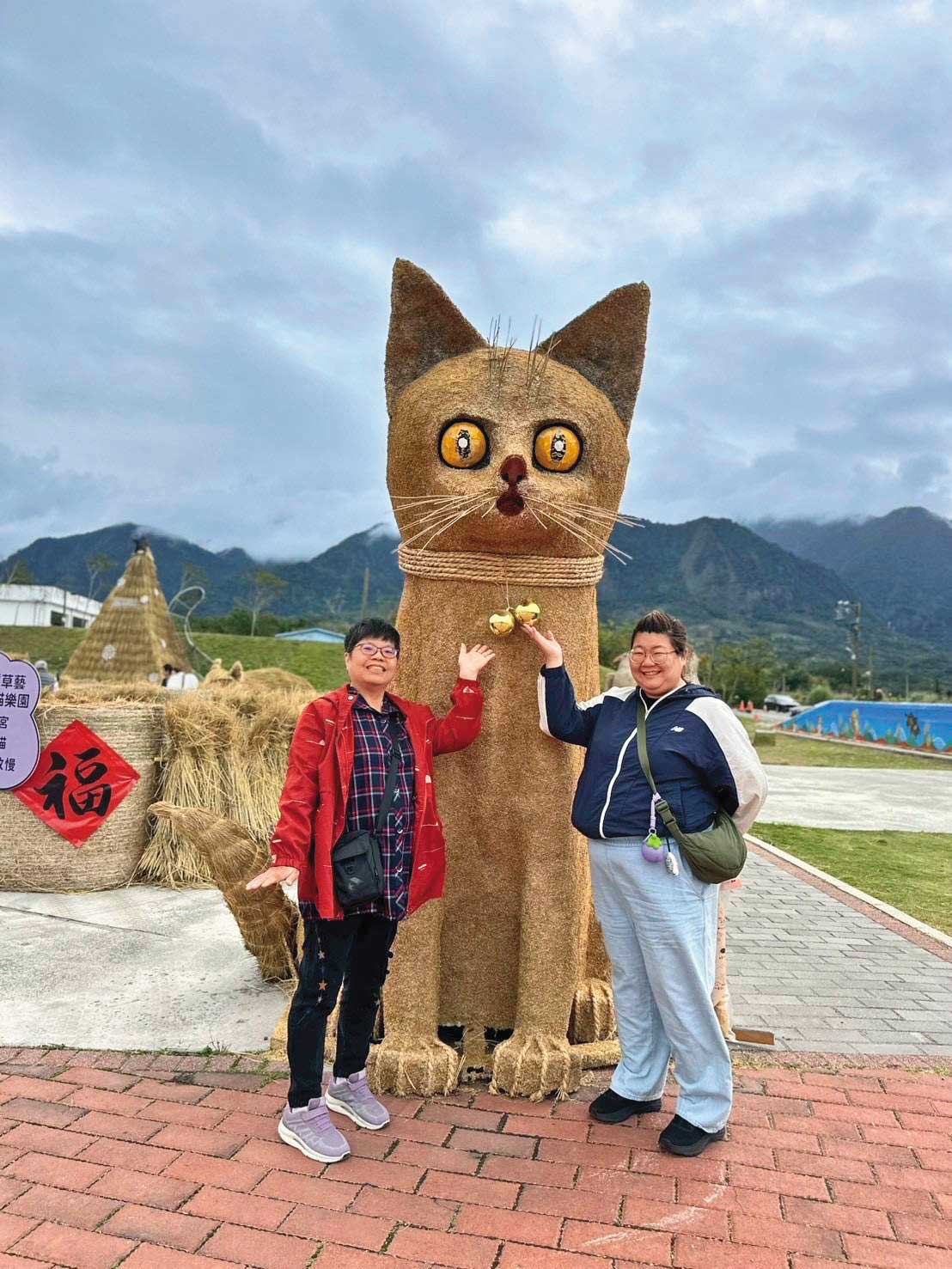 離婚後鄭金雀(左)每年都會跟兒女出國,其長女是知名作家張慧慈(右)。(鄭金雀提供)