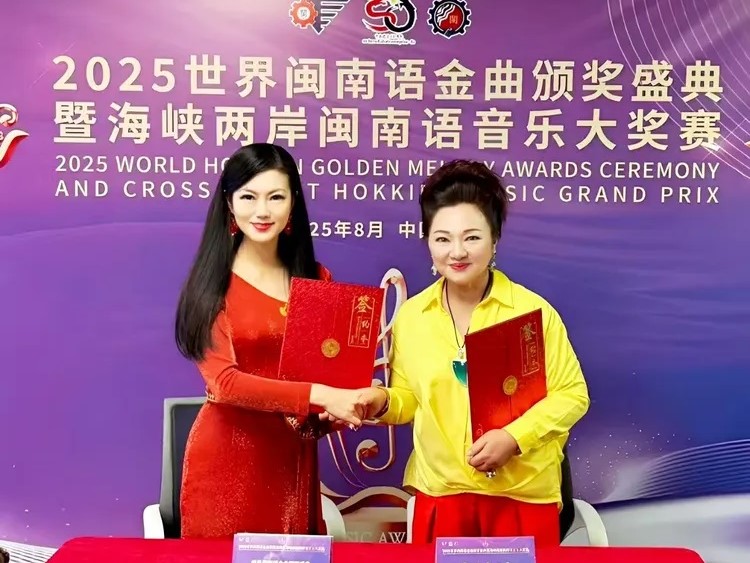 白冰冰（右）、陳飛攜手希望發掘更多優秀的閩南語歌手。（長興影視提供）