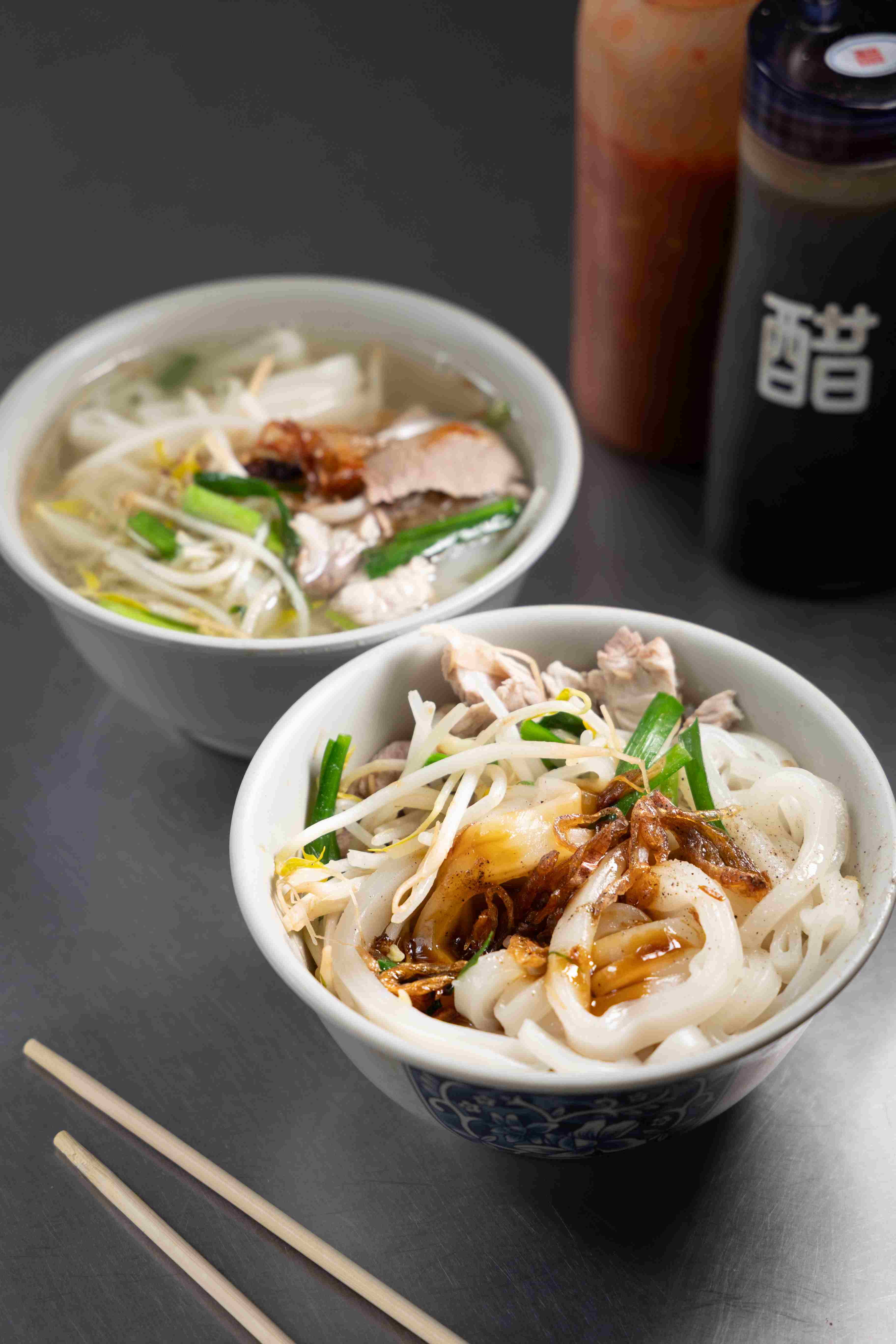 「乾粄條」（前）與「湯粄條」（後）都以油蔥提味，粄條厚實Q彈。（皆70元／碗）