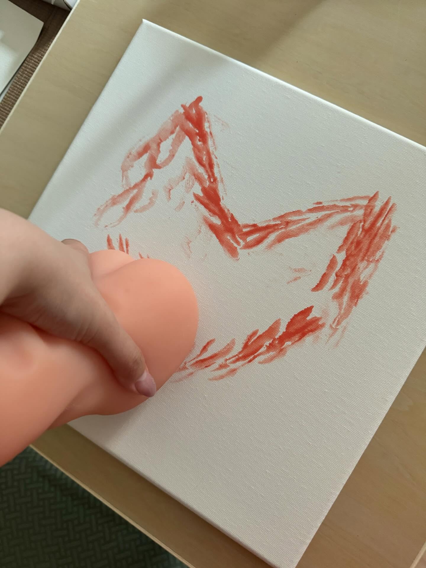 素海霖拿自己私密處倒模而成的飛機杯作畫，相當大膽。（翻攝繪麗奈IG）