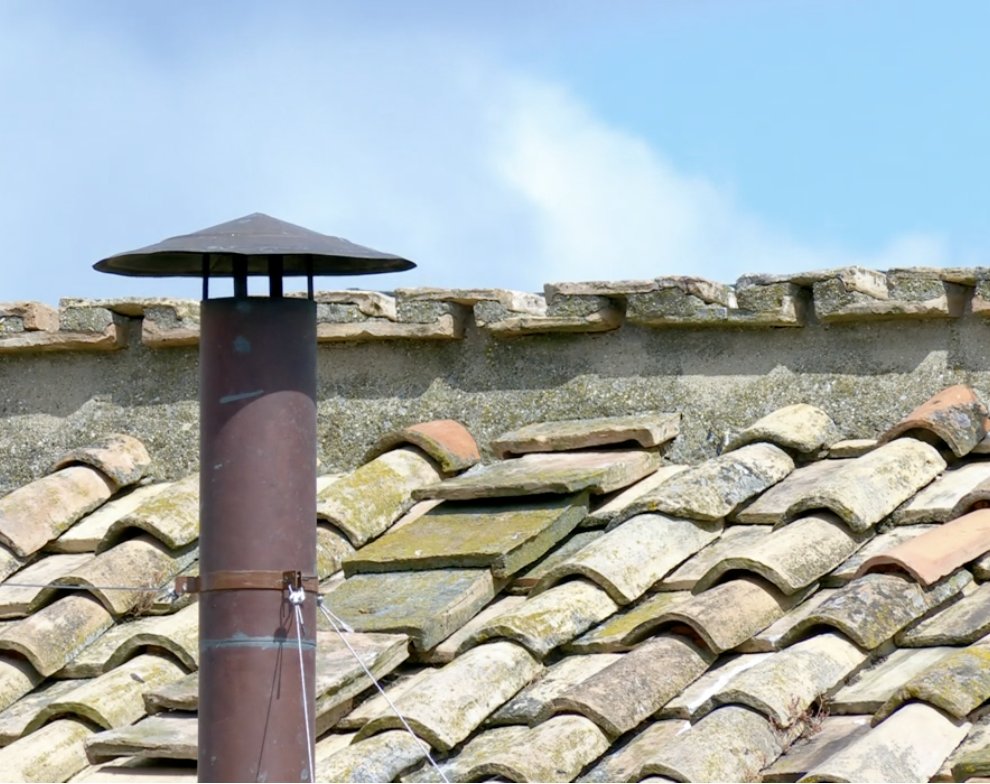 西斯汀禮拜堂再冒黑煙，教宗選舉第二輪投票仍未果。（翻攝自X@VaticanNews）