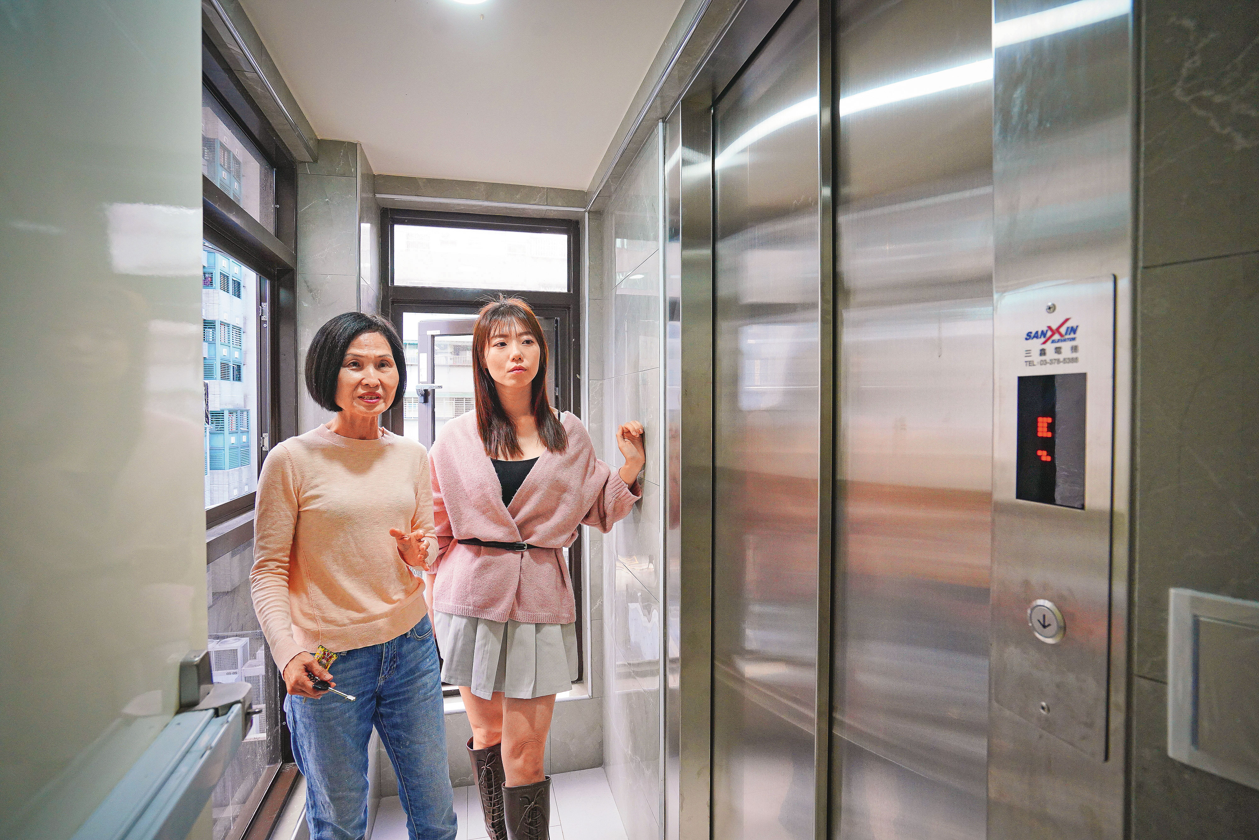 TVBS主播譚伊倫（右）與鄰居湘琴（左）推動永春富台公寓蓋電梯，從鑽研補助到徵詢住戶同意，成為社區改造的推手。