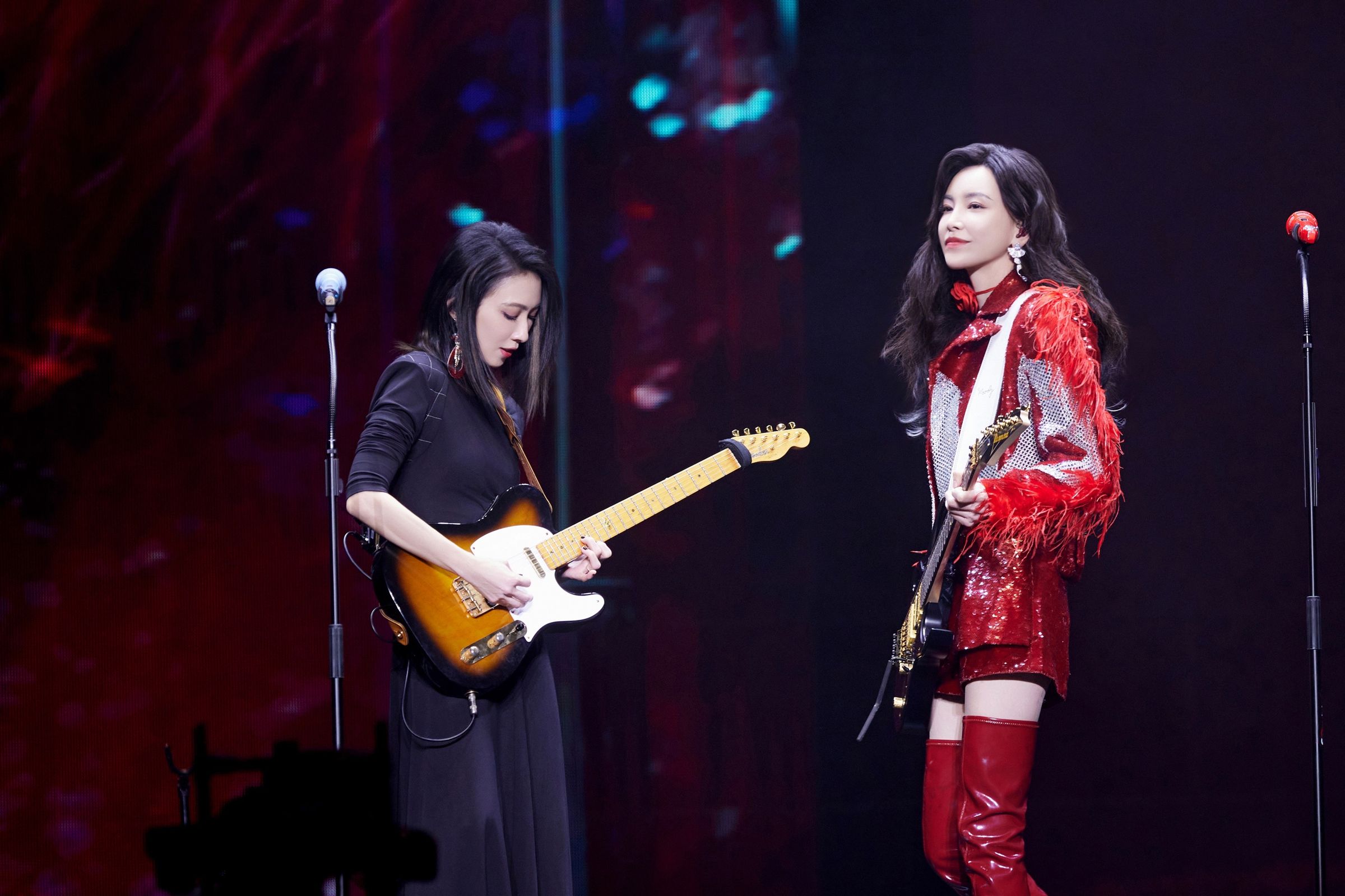 戴佩妮與于文文在舞台上共演雙電吉他對彈。(人人音樂提供)
