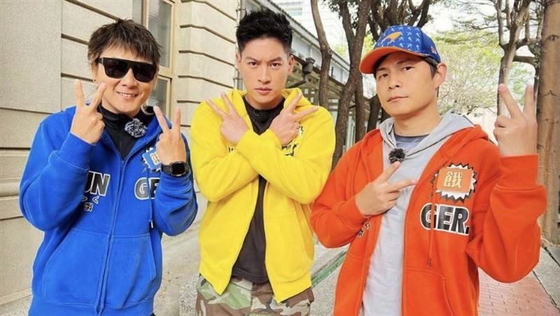 許孟哲21日在社群po出與王仁甫、孫協志的合照，驚訝竟然已經出道22年。（翻攝自許孟哲IG）