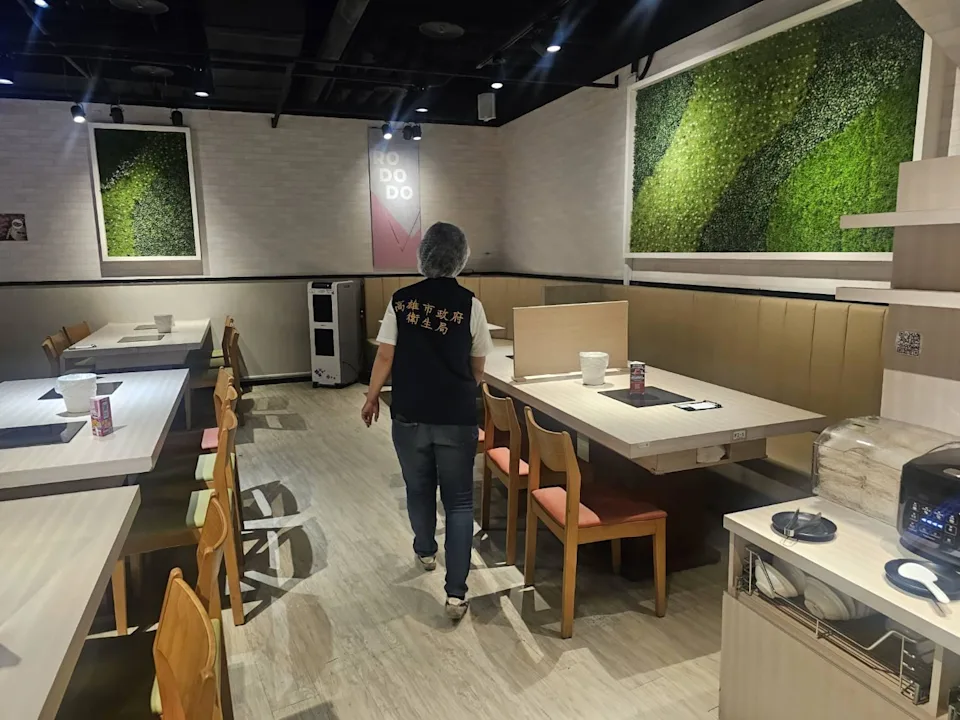 高雄市衛生局前往肉多多高雄義大店進行稽查，並依法開罰3萬元罰鍰。（高雄市衛生局）