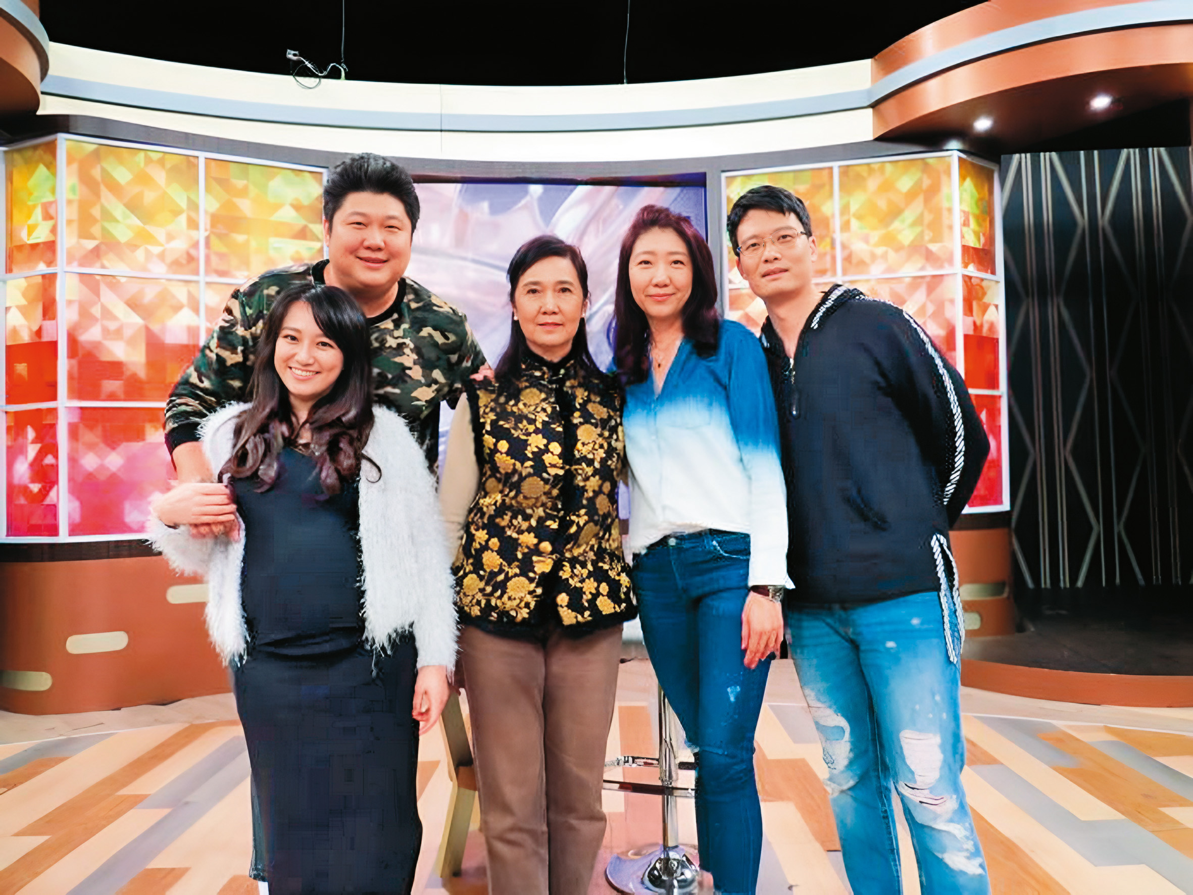 哈孝遠姐夫Paul（右起）、姐姐哈平遠、哈媽媽、哈孝遠、老婆瑄瑄昔日同框錄影畫面已成往事。（衛視中文台提供）