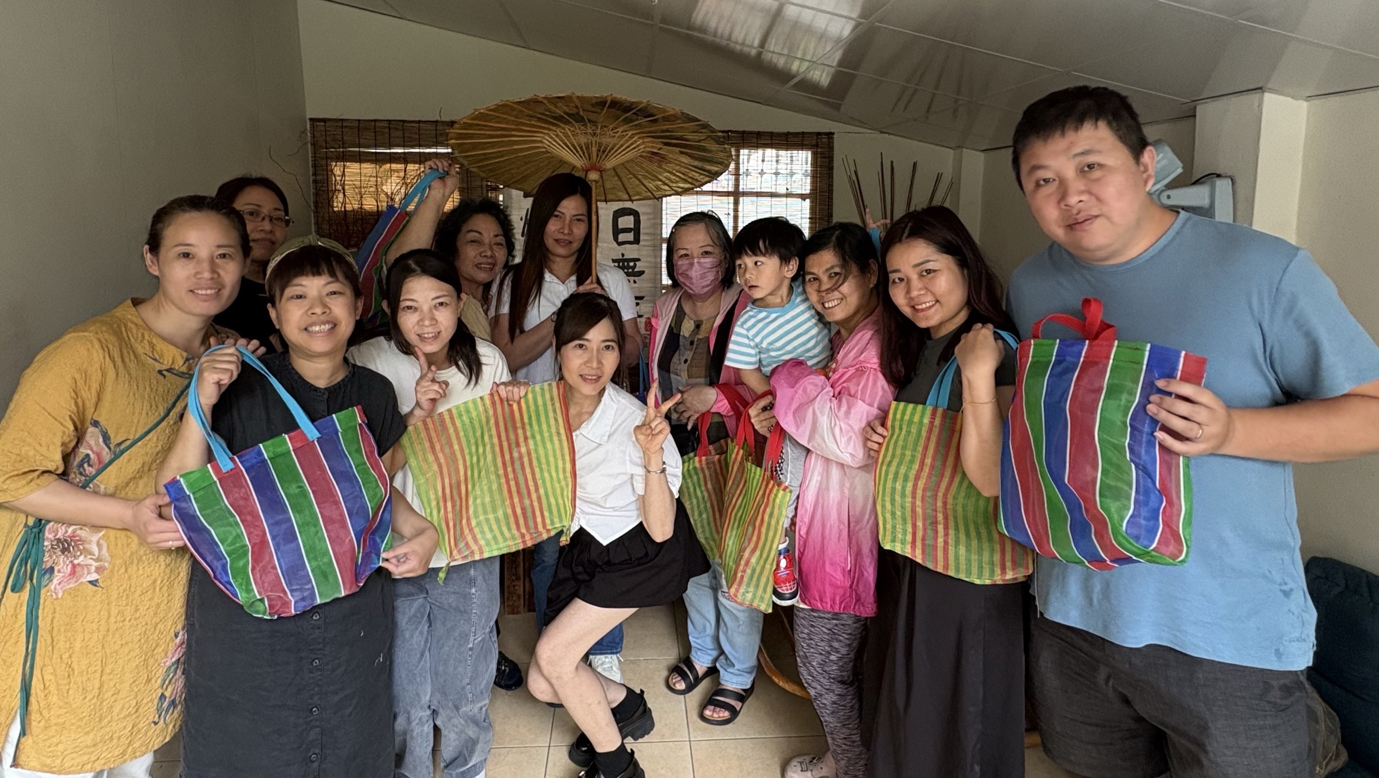 大家展示茄芷袋成品，並相約提上街炫台味。（移民署提供）