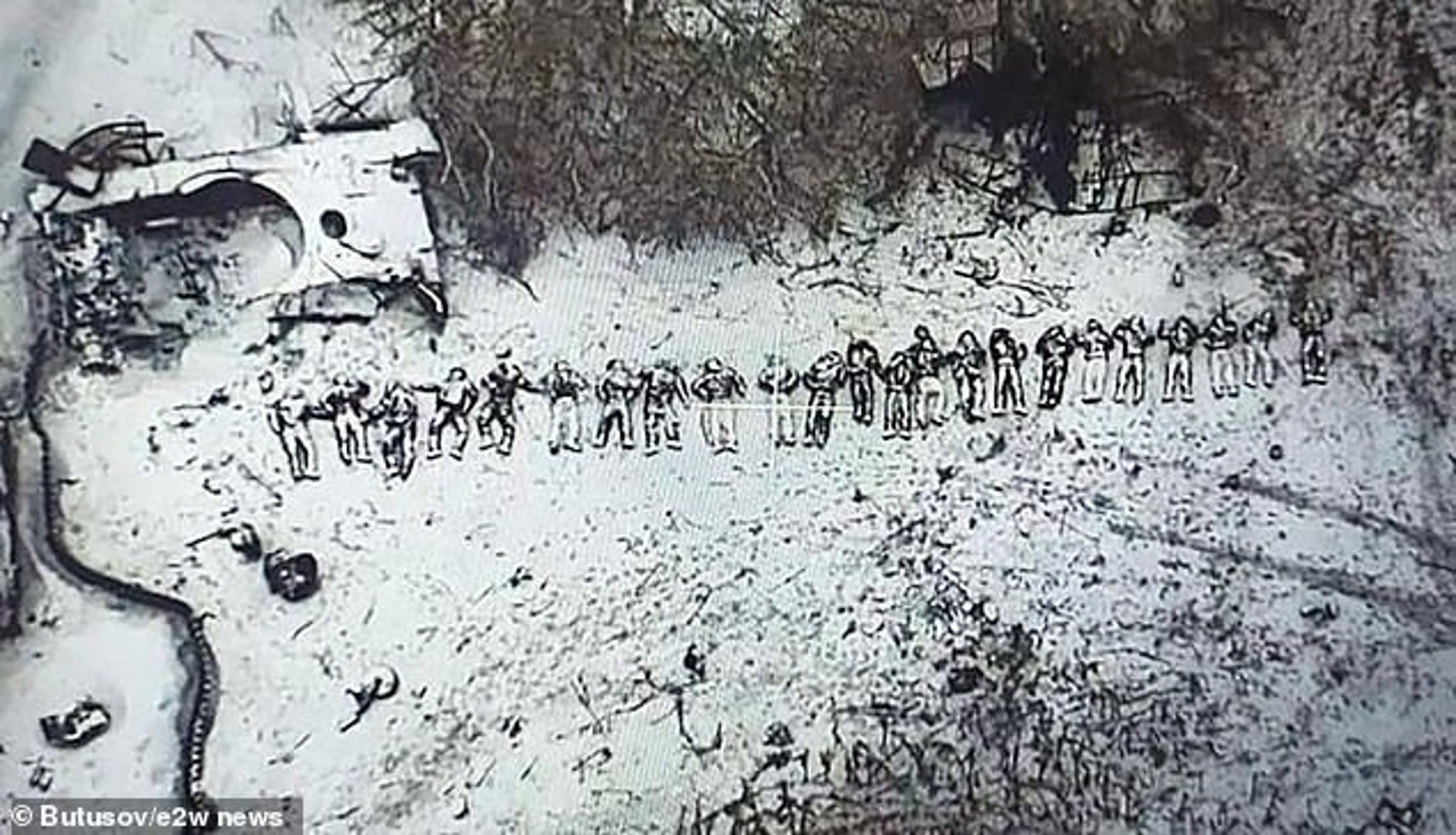 至少有20具北韓大兵遺體,被丟棄在冰天雪地中。(翻自《每日郵報》)