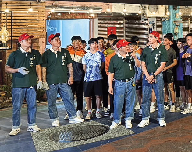 姚元浩（前排左起）、郭泓志、卜學亮與禾浩辰錄製《我的明星村長》，大陣仗找來許多學生入鏡。（讀者提供）