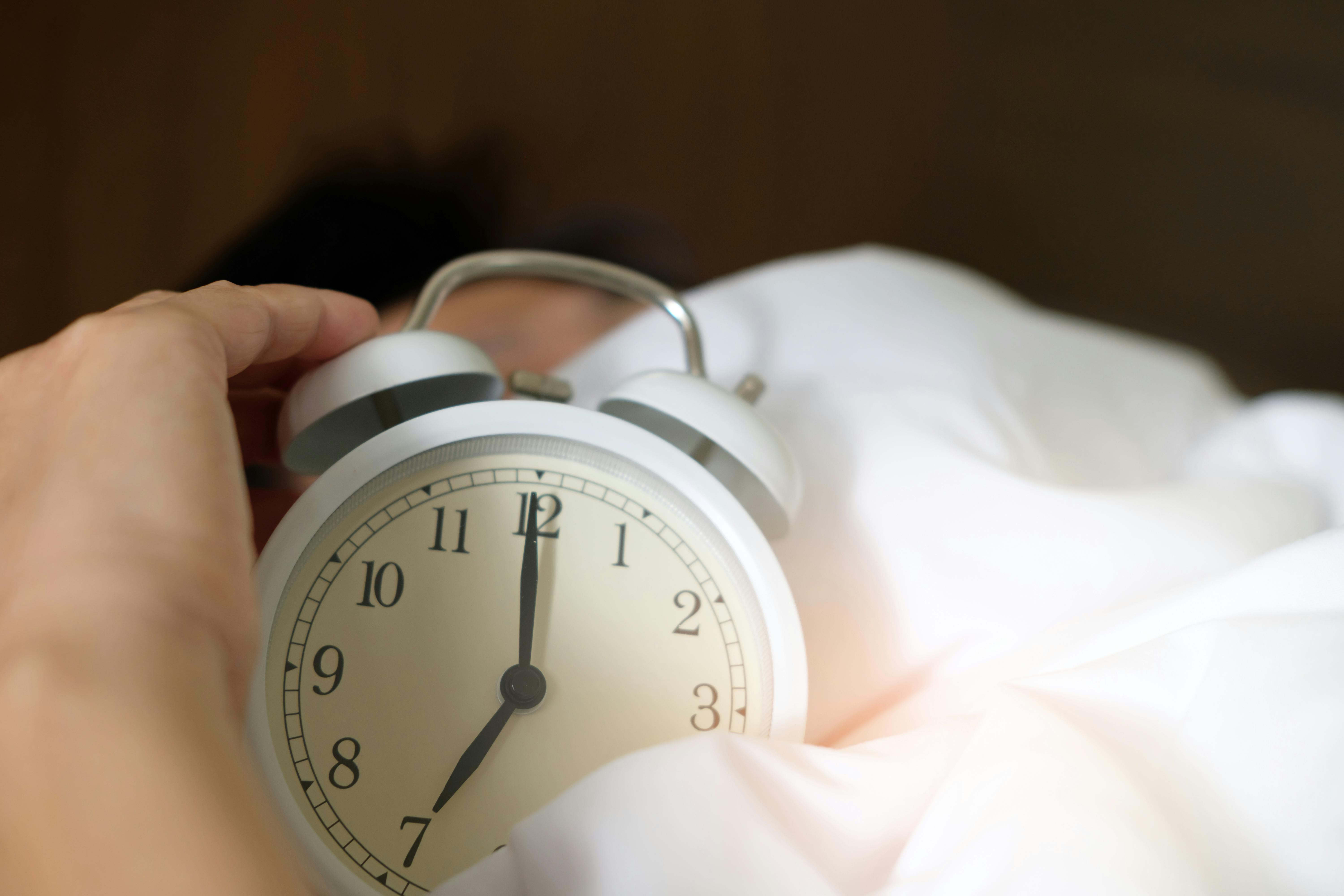 研究發現,長期睡眠不足或過度貪睡,都會大幅增加死亡風險。(翻攝自pexels)