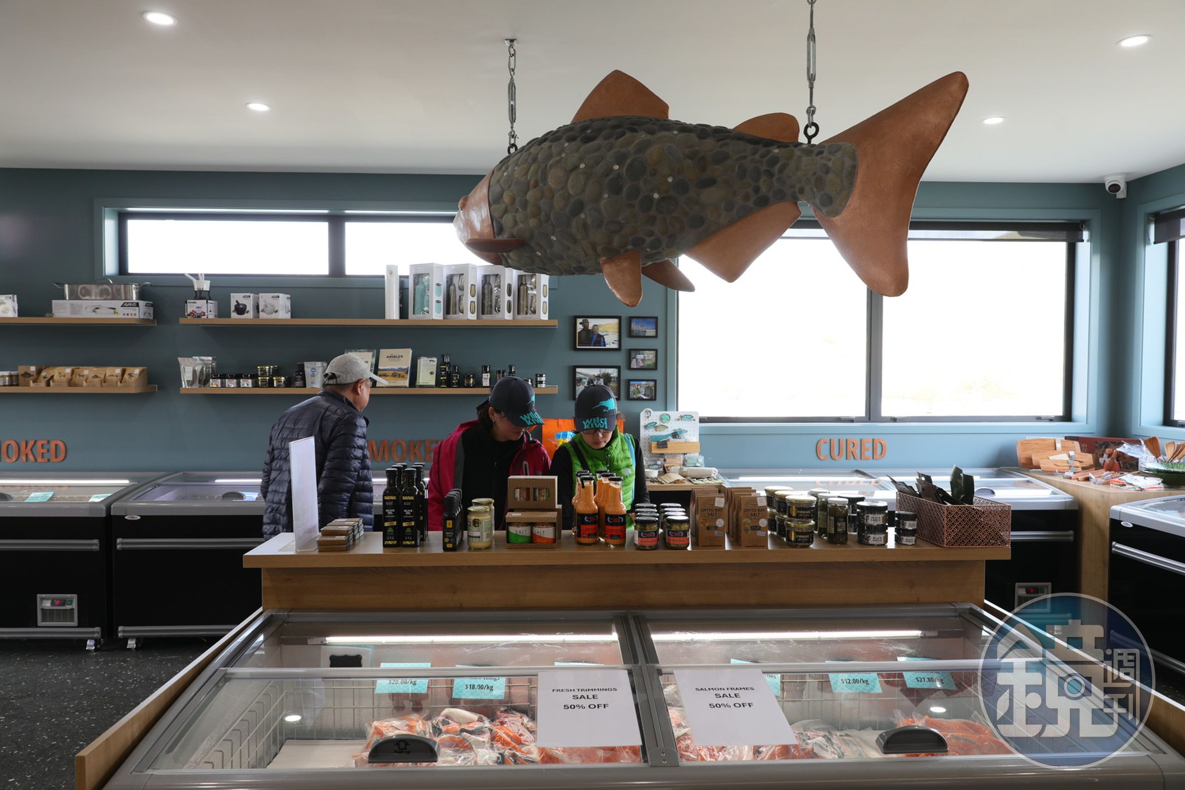 無論是新鮮鮭魚片或冷凍鮭魚，或是各種鮭魚製品，都能在「高地鄉村鮭魚」養殖場買到。