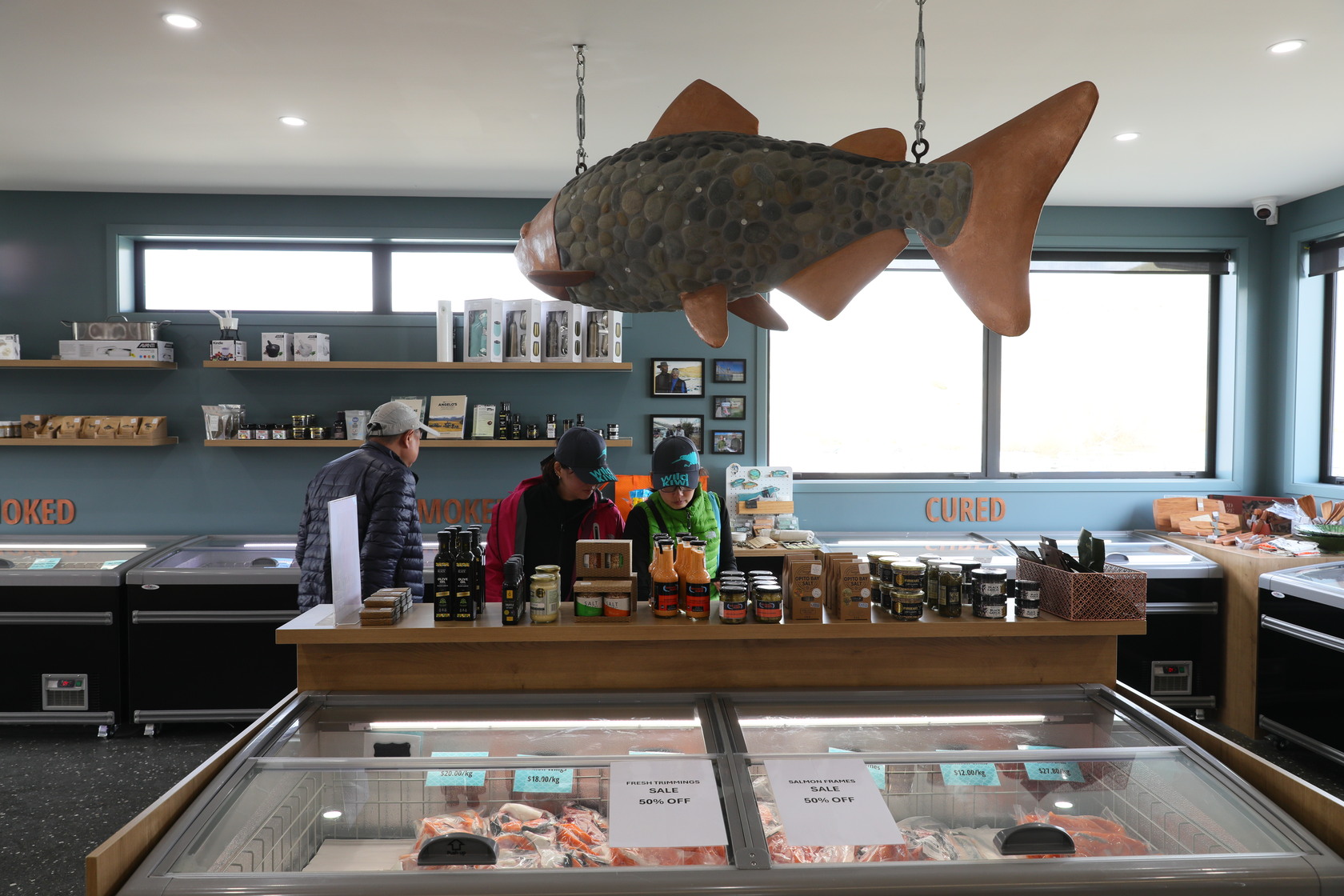 無論是新鮮鮭魚片或冷凍鮭魚，或是各種鮭魚製品，都能在「高地鄉村鮭魚」養殖場買到。