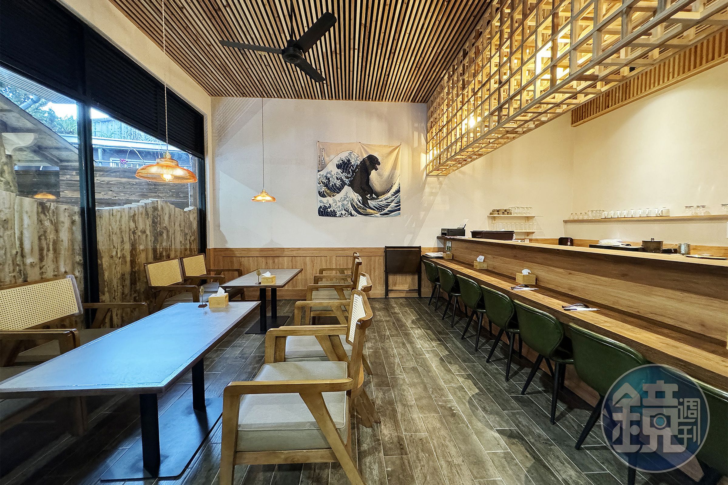 「佐一茶屋」的腹地寬敞，除了窗景區，也有吧台與適合多人聚餐的座位區。