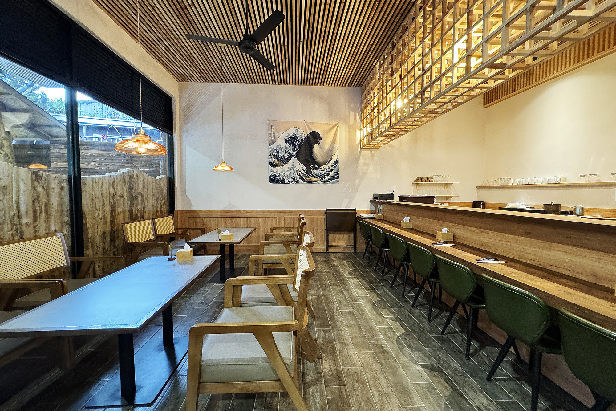 「佐一茶屋」的腹地寬敞，除了窗景區，也有吧台與適合多人聚餐的座位區。