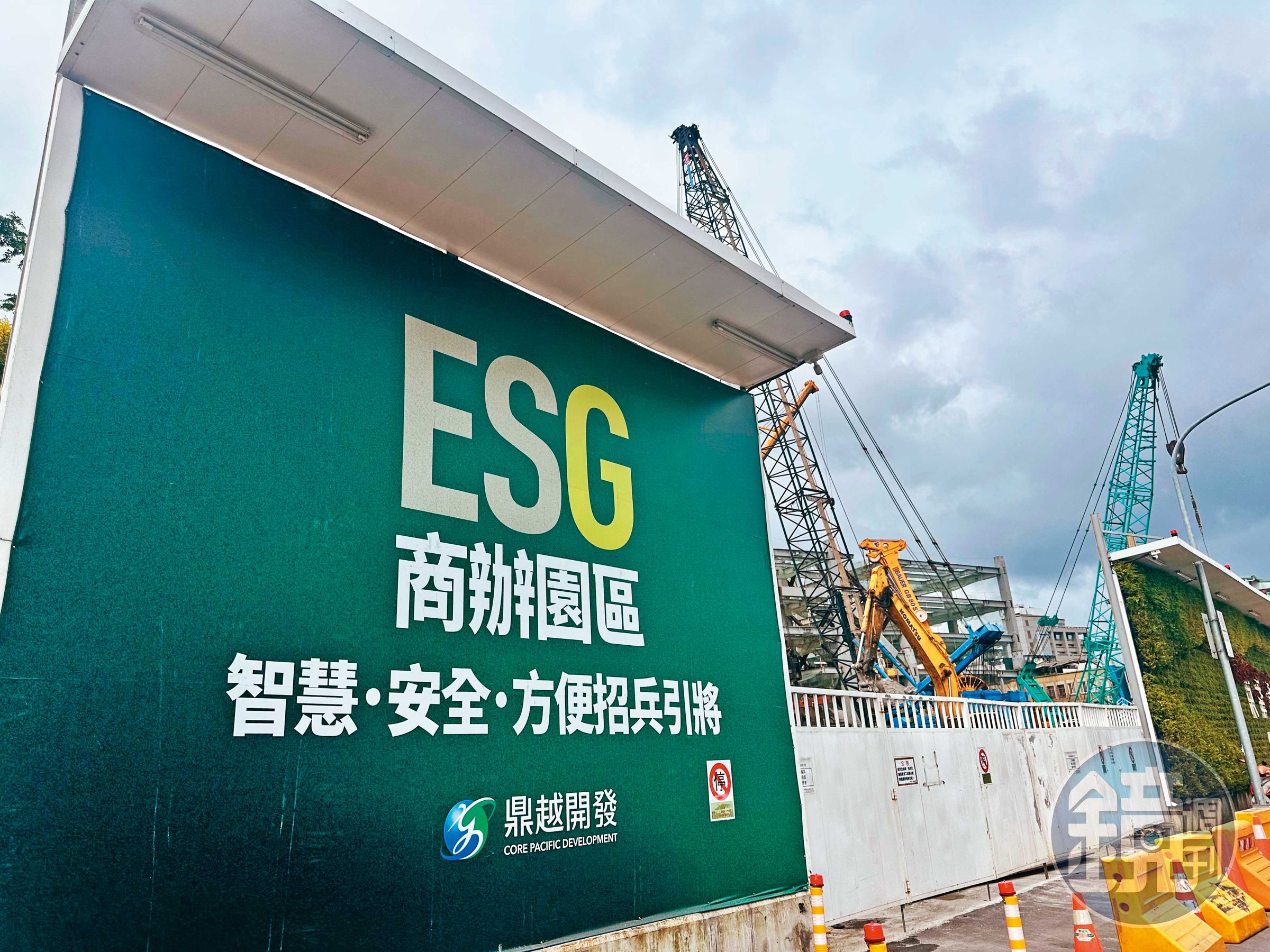 京華城拆除後由鼎越建設主導興建成19層高、容積率840％的京華廣場。