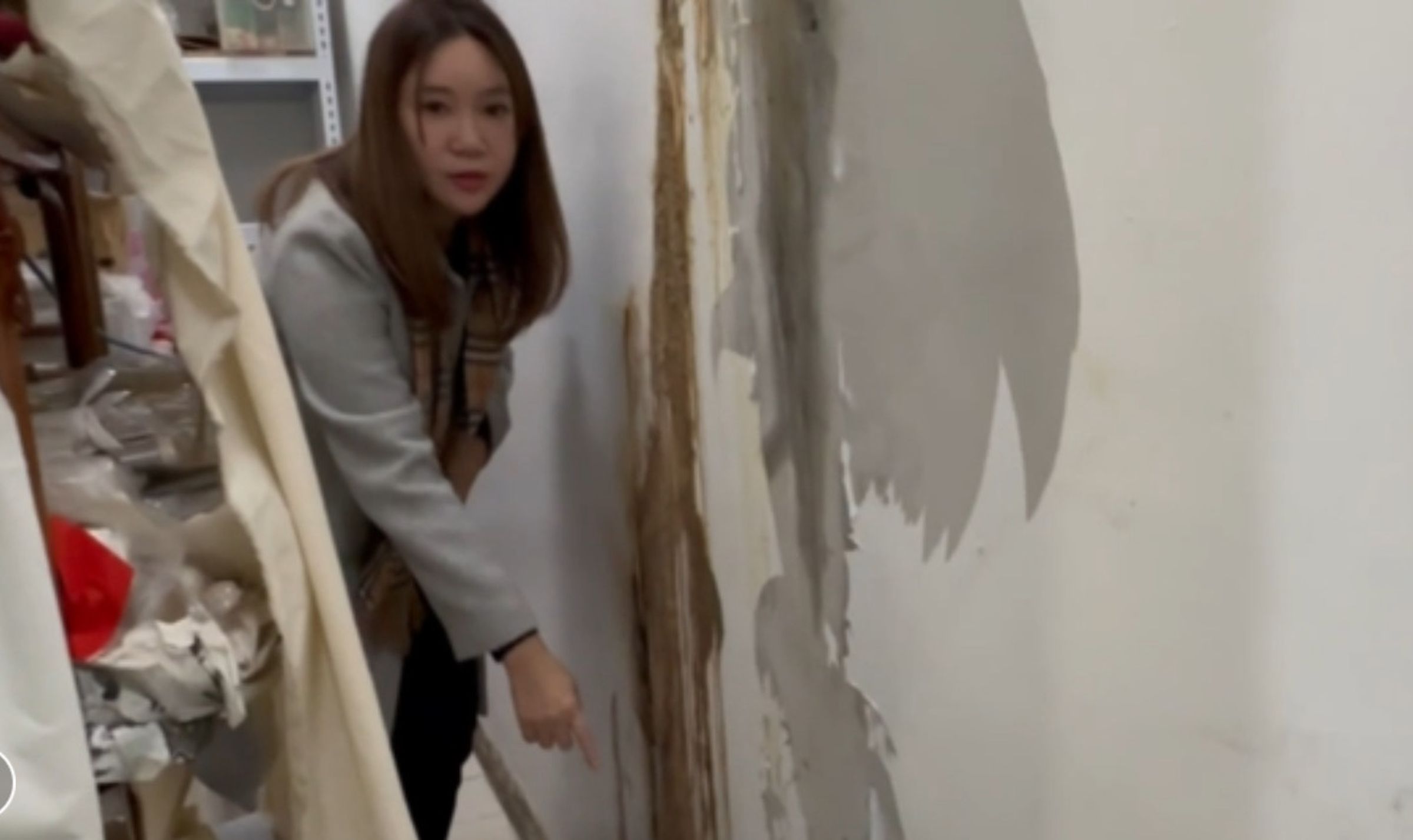 陳怡君指出基泰造成工安事件後，鄰損戶出現嚴重的漏水問題。（市議員陳怡君提供）