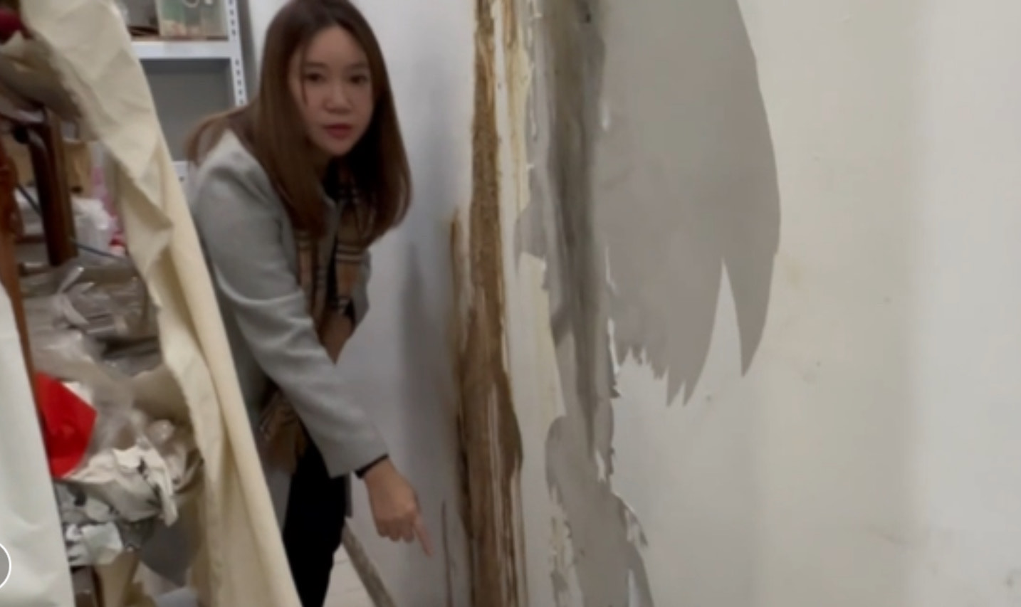 陳怡君指出基泰造成工安事件後，鄰損戶出現嚴重的漏水問題。（市議員陳怡君提供）